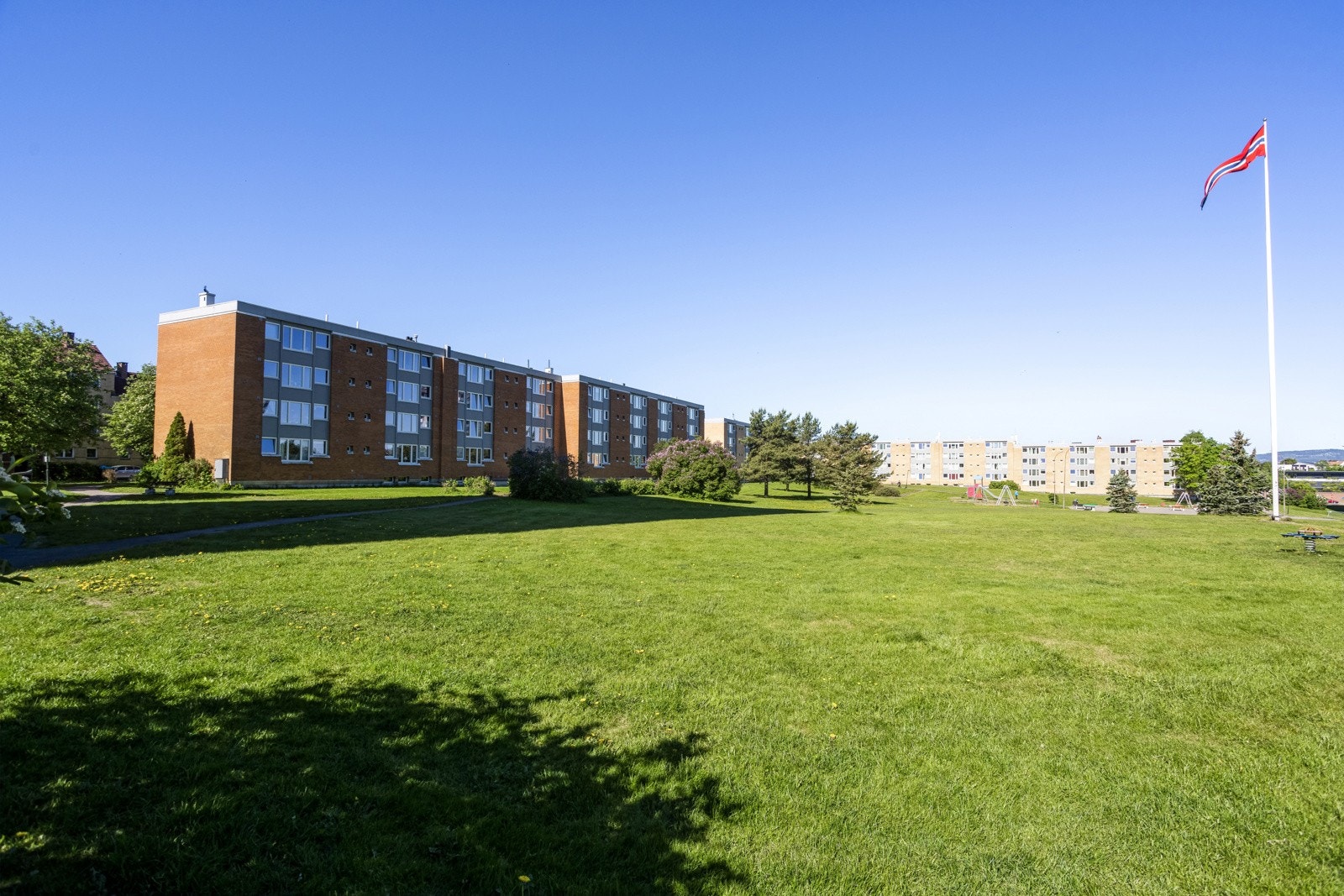 Store grønt- og lekearealer rett utenfor til glede for store og små. Galleribilde