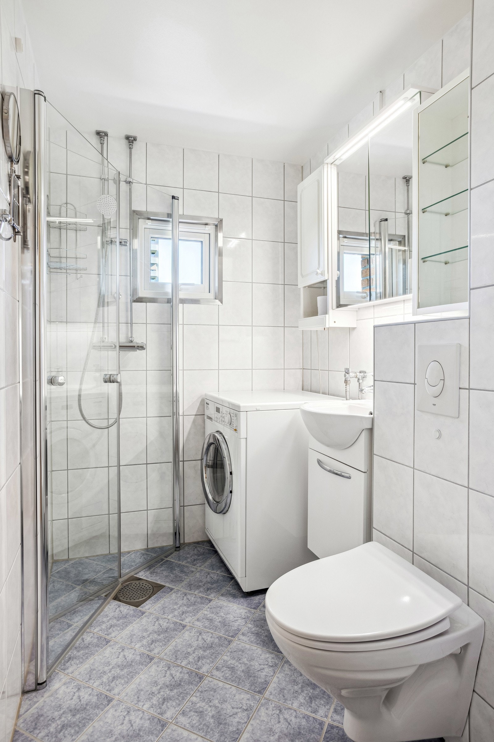 Pent og velholdt baderom fra 2011 (i regi av borettslaget) med varmekabler, veggmontert klosett og opplegg for vaskemaskin. Galleribilde