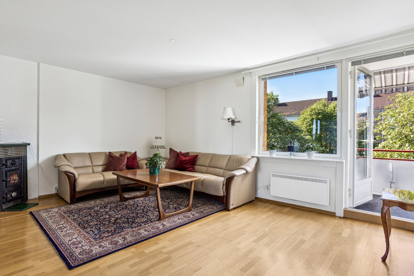 Stue med vedovn og utgang til solrik balkong med ettermiddag- og kveldssol. Galleribilde