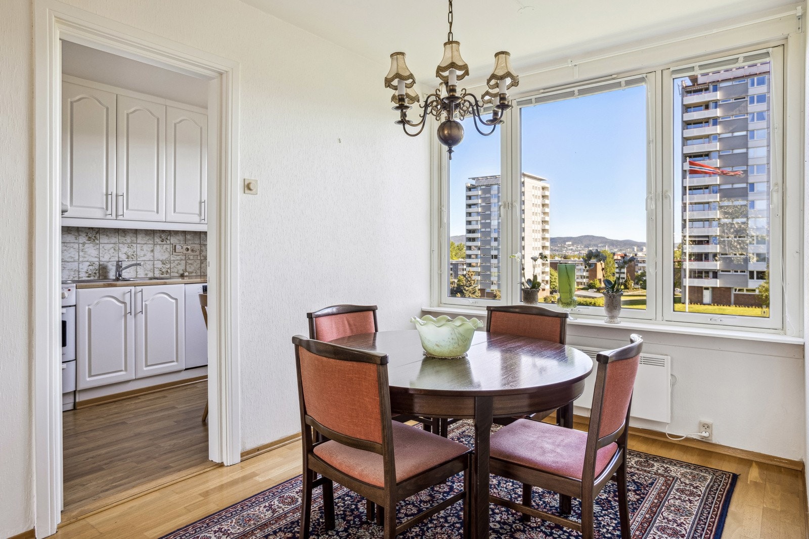 Fin spisestuedel med plass til stort spisebord for hyggelige sammenkomster. Galleribilde