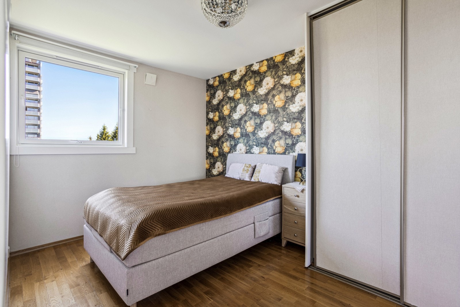 Soverom med adkomst fra stuen med god plass til dobbelstseng, nattbord mm. Skyvedørsgarderobe. Galleribilde