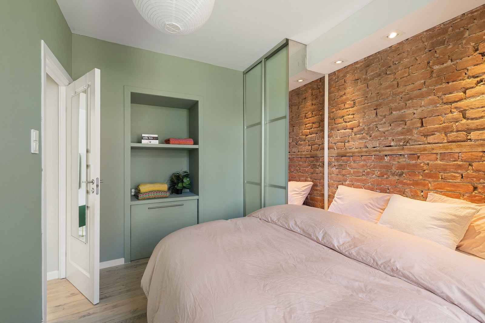 Hovedsoverommet har god plass til dobbeltseng plassert mellom to stilrene garderobeskap, som både gir romfølelse og praktisk oppbevaringsplass. Galleribilde