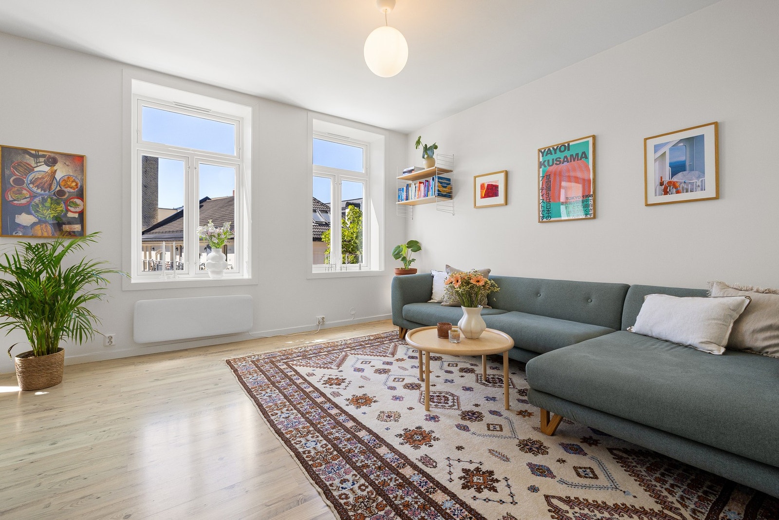 Stuen har plass til både sofagruppe, stuebord og mediemøblement. Galleribilde