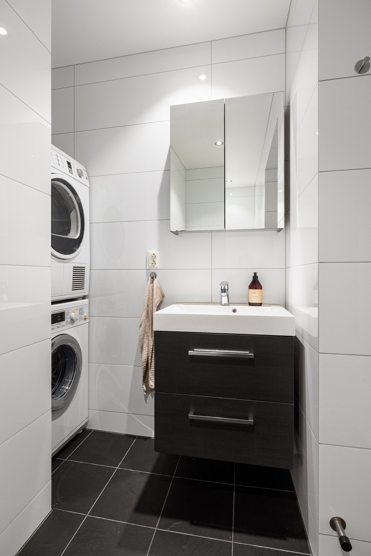 Det er opplegg for både vaskemaskin og tørketrommel. Galleribilde