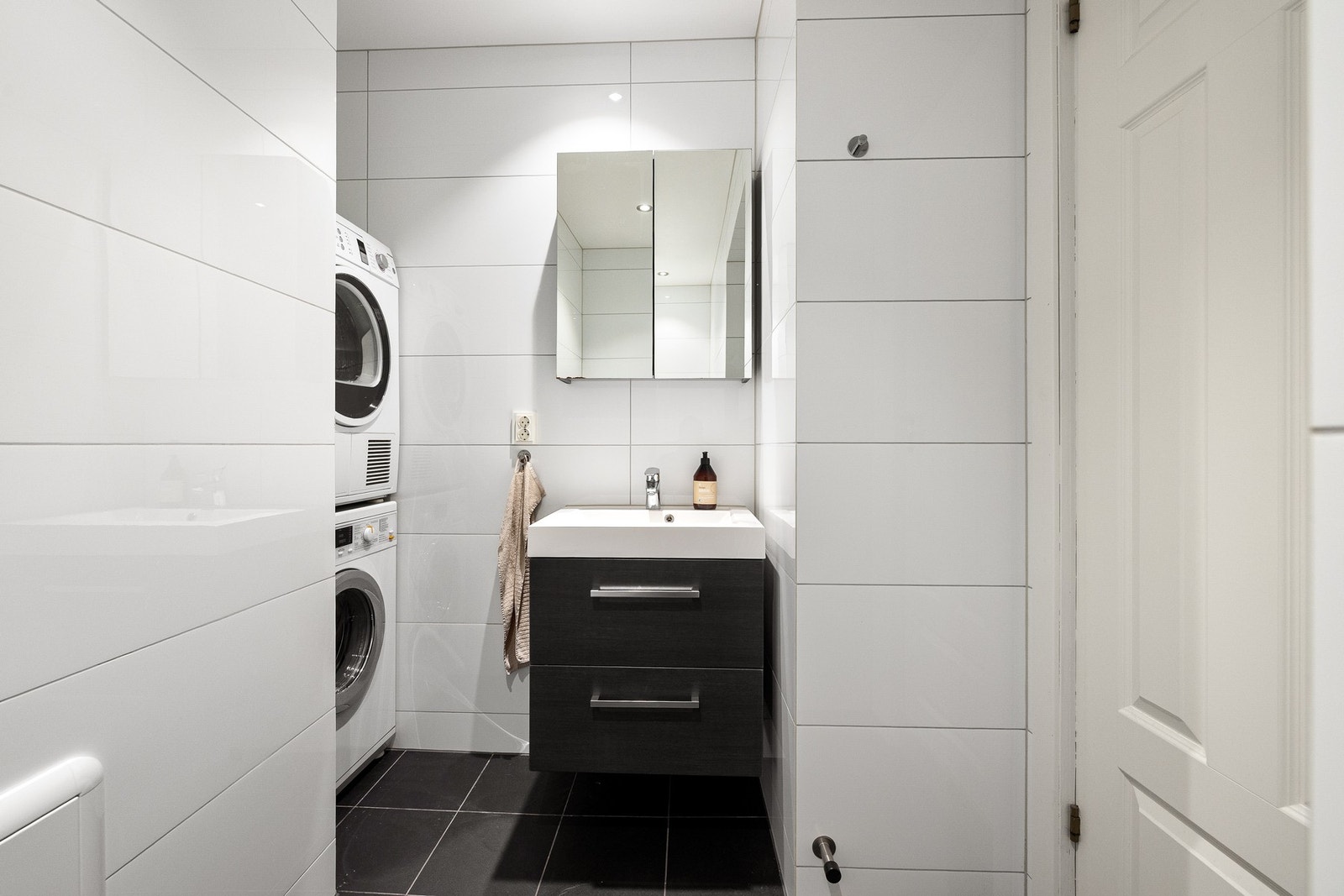 Boligen har et stilrent og moderne baderom. Galleribilde