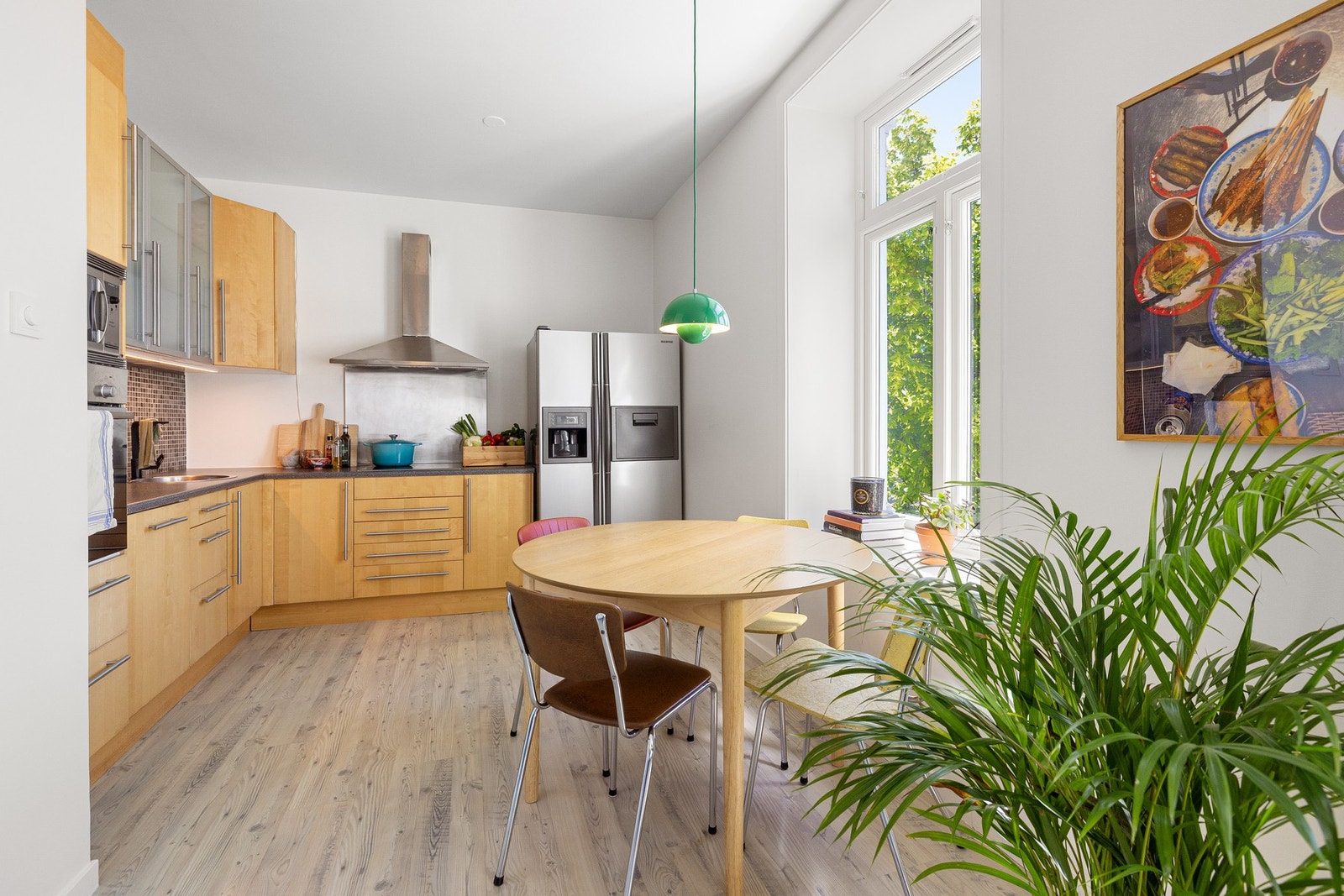 Stuen har en praktisk åpning mot kjøkkenet som skaper en sosial og åpen planløsning - perfekt for både hverdagsliv og gjestfrihet. Galleribilde