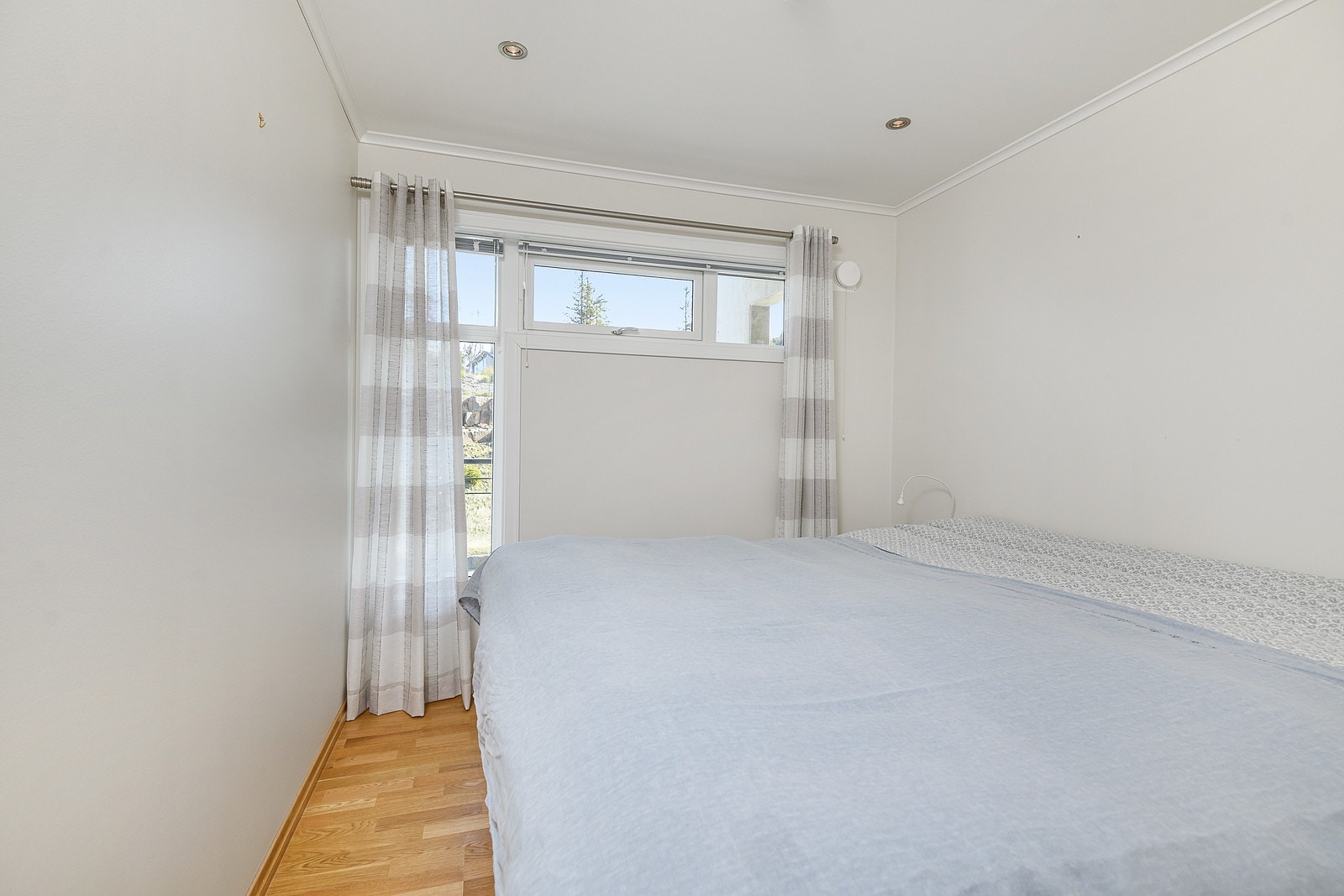 Det er slette malte vegger og trestavs oljet eikeparkett på gulv. Galleribilde
