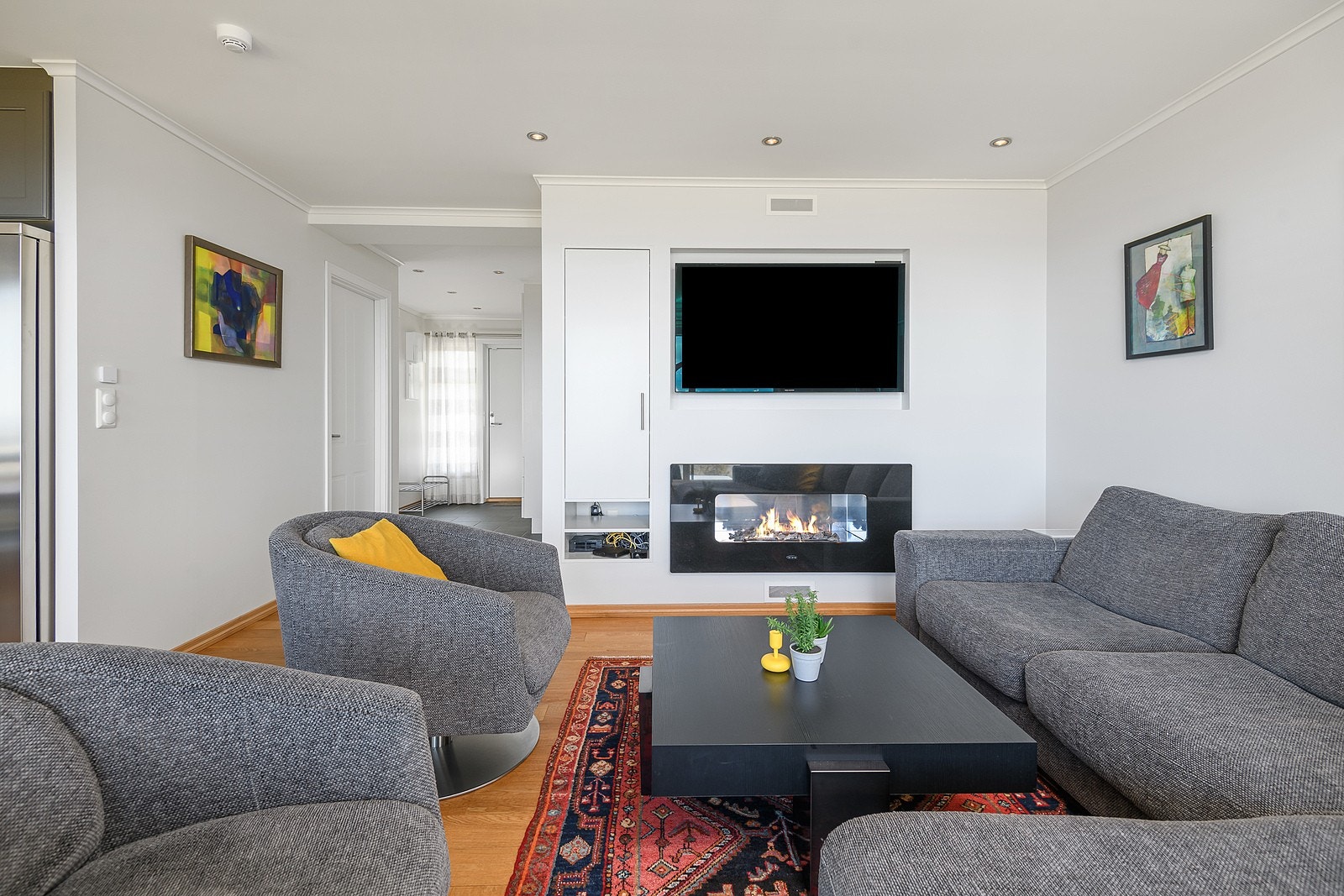 En gasspeis i stuesonen gjør området til et hyggelig samlingspunkt, og det er god plass til sofa- og tv-møblement. Galleribilde