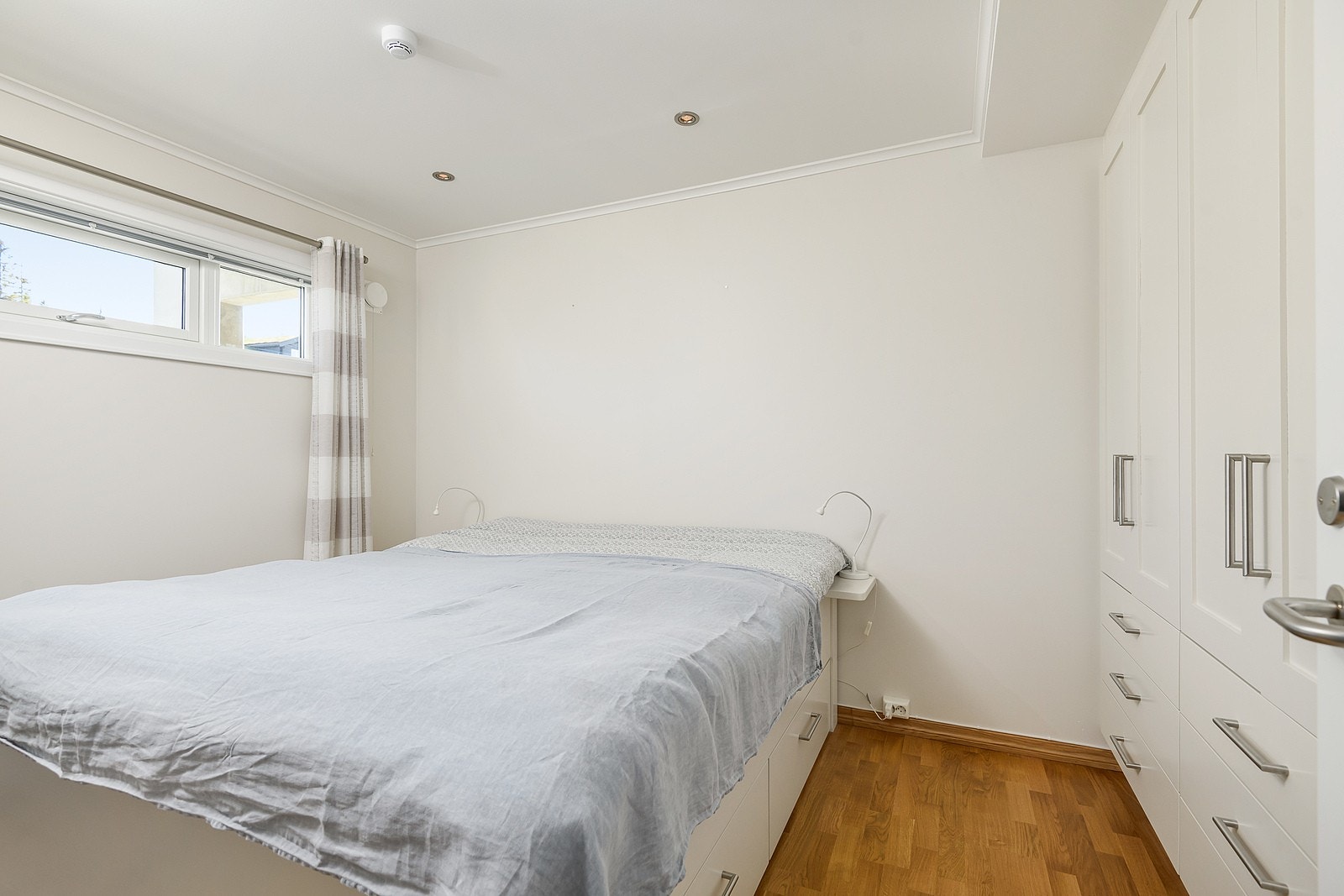 Leiligheten har to soverom med vannbåren gulvvarme og gode, plassbygde garderobeskap. Galleribilde