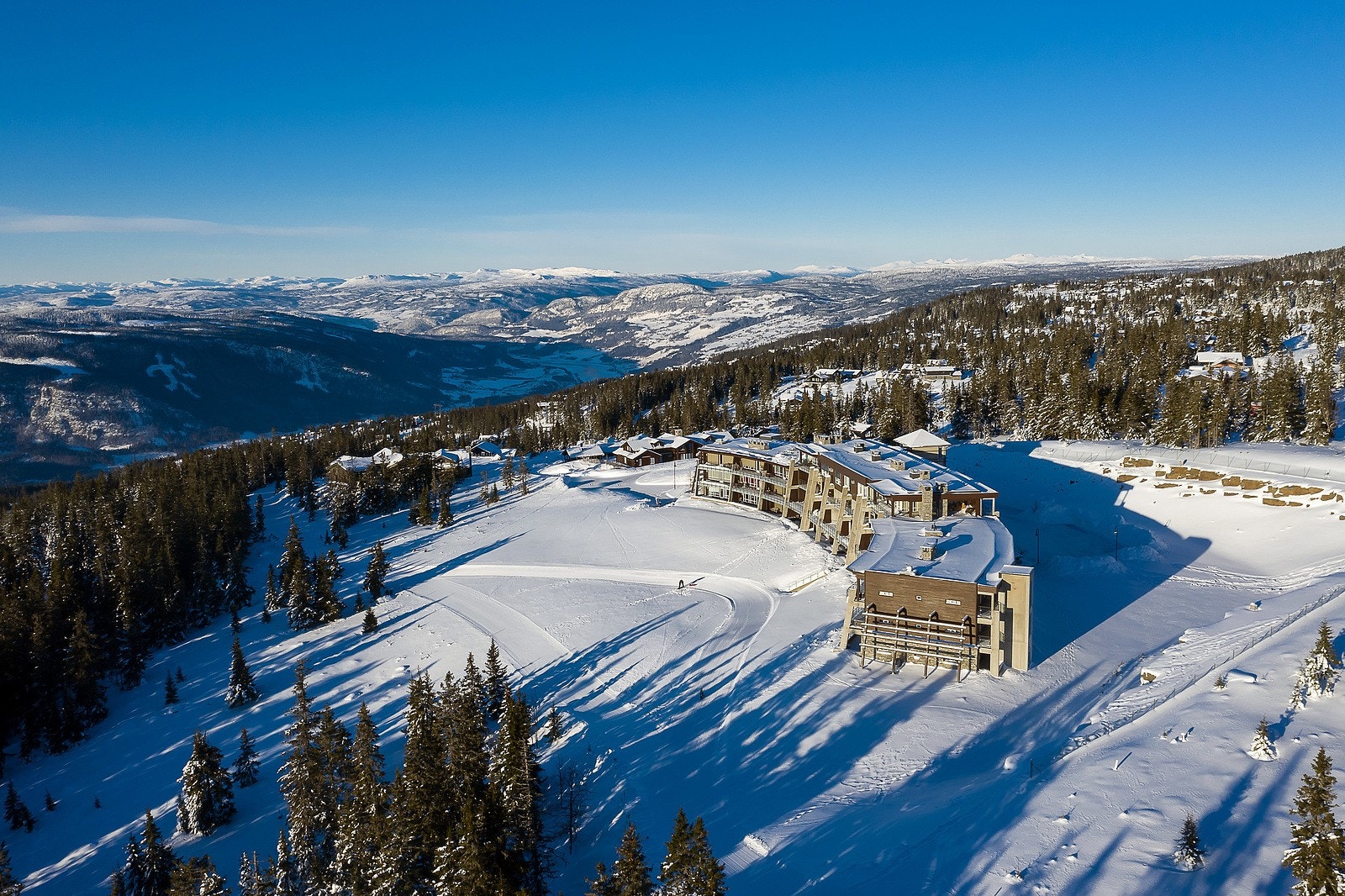 Langrennsløype og tilfartsløype til/fra alpinbakken går rett nedenfor leilighetsbygget. Galleribilde