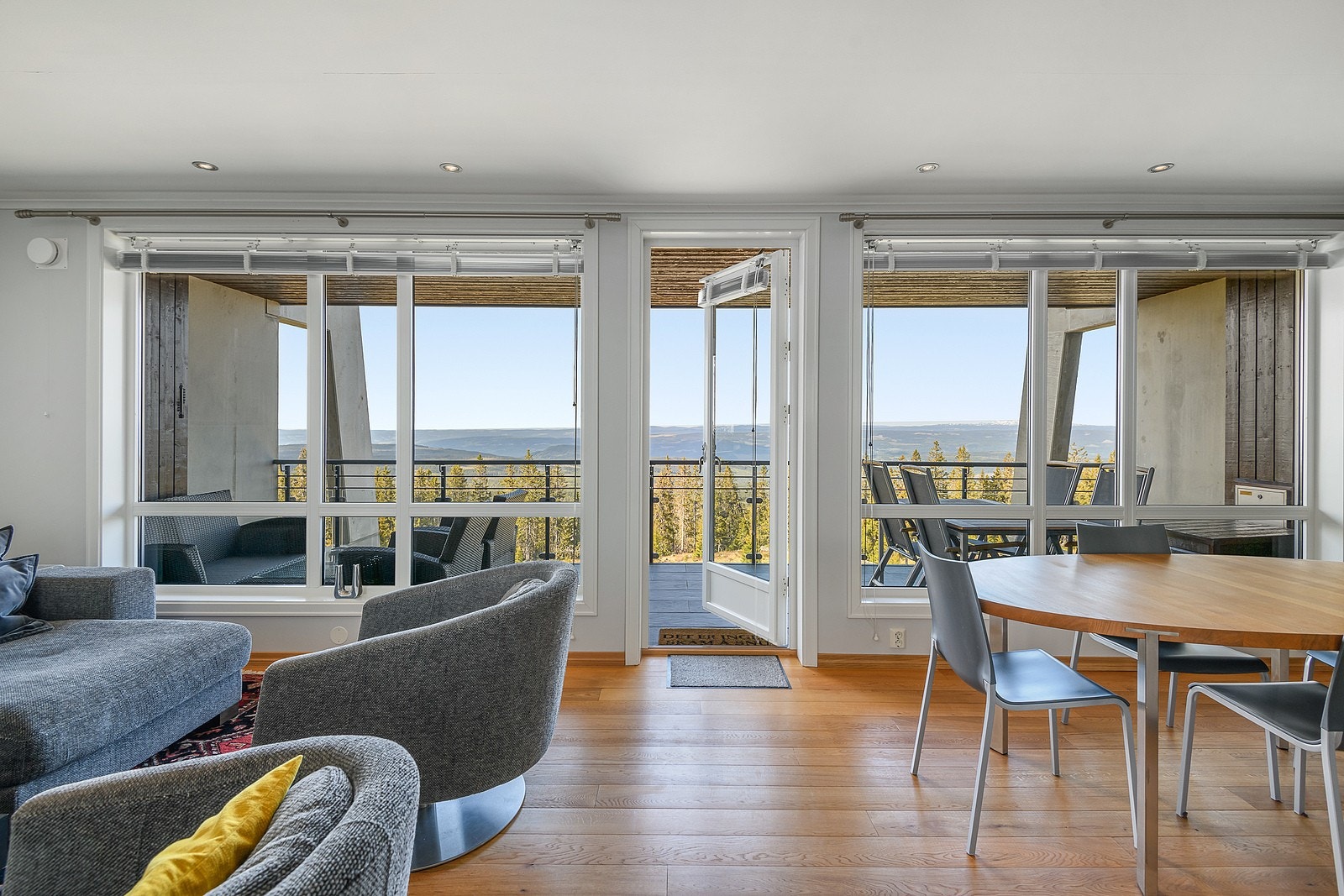Utsikten er slående og det er utgang til veranda for å nyte utsynet i friluft. Galleribilde