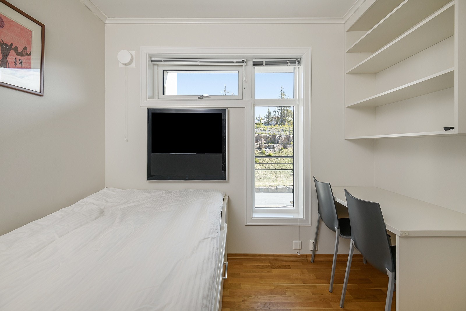 Soverom 2 har også tilrettelagt for en mindre kontorplass. Perfekt for deg som ønsker muligheten for "hyttekontor". Galleribilde
