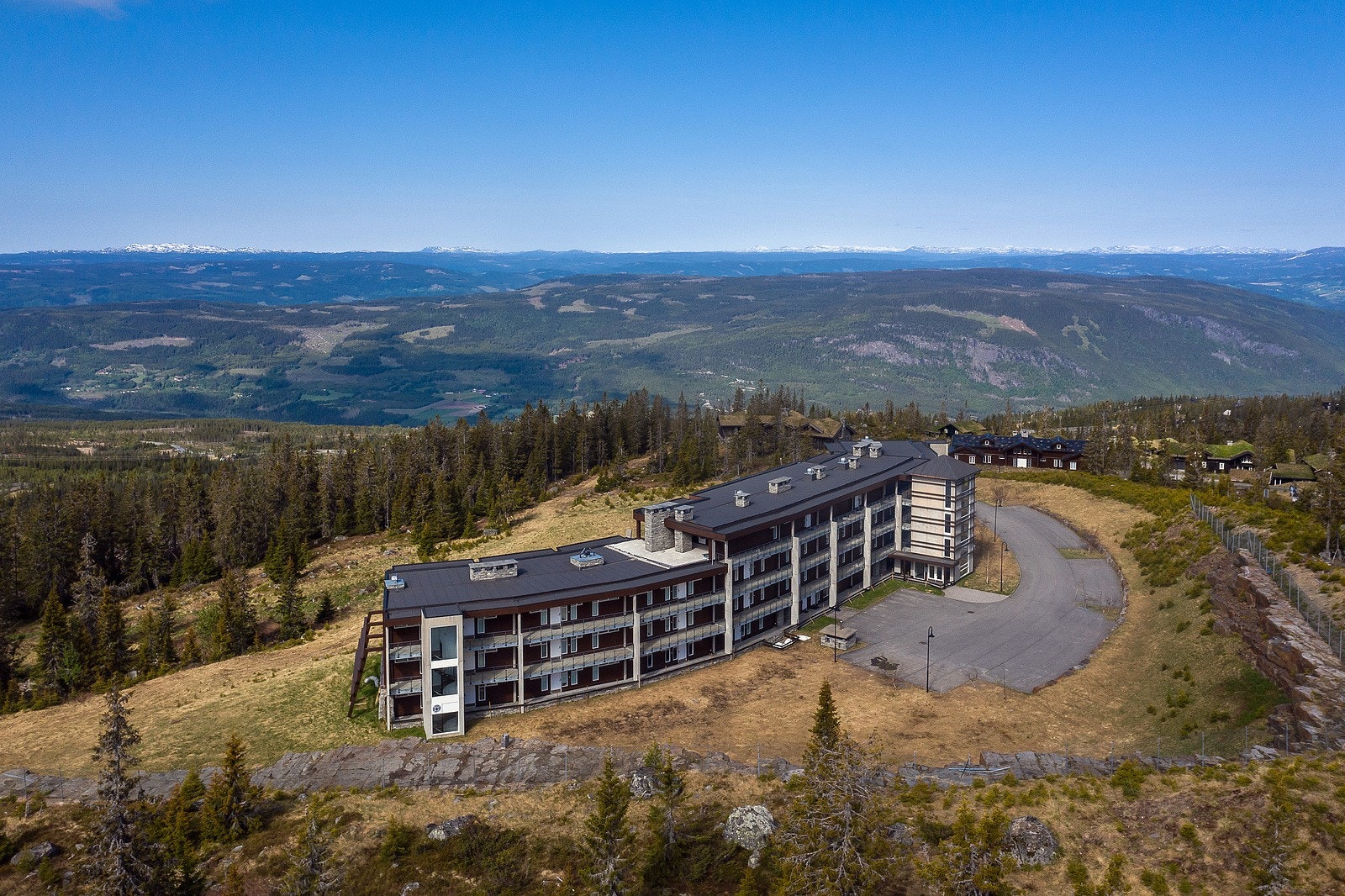 Eiendommen ligger på ett av Hafjells mest ettertraktede område med panoramautsikt over den vakre dalen og mot fjellheimen i horisonten. Galleribilde