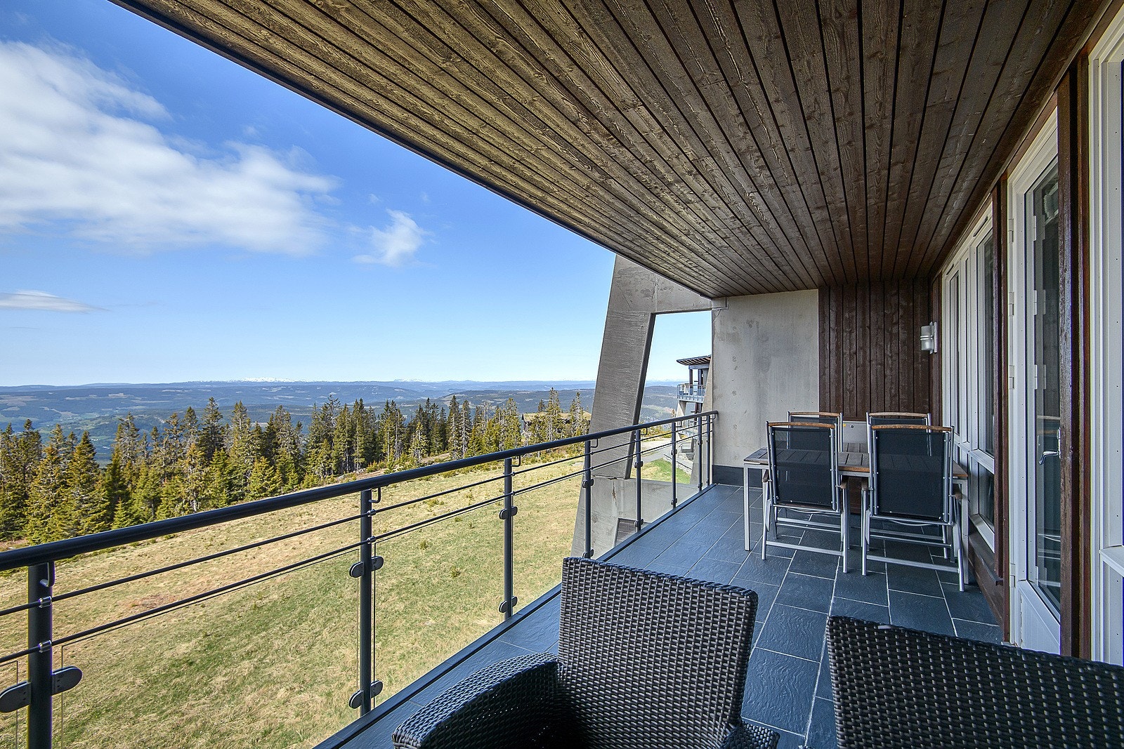 Det er rikelig med plass til flere sittegrupper på den overbygde verandaen! Galleribilde