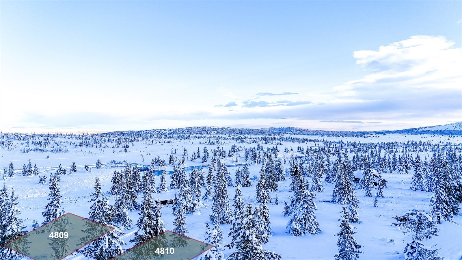 Tomta er en del av Kroksjølia-utbyggingen og ligger i relativt åpent fjellterreng og i et etablert område. Galleribilde