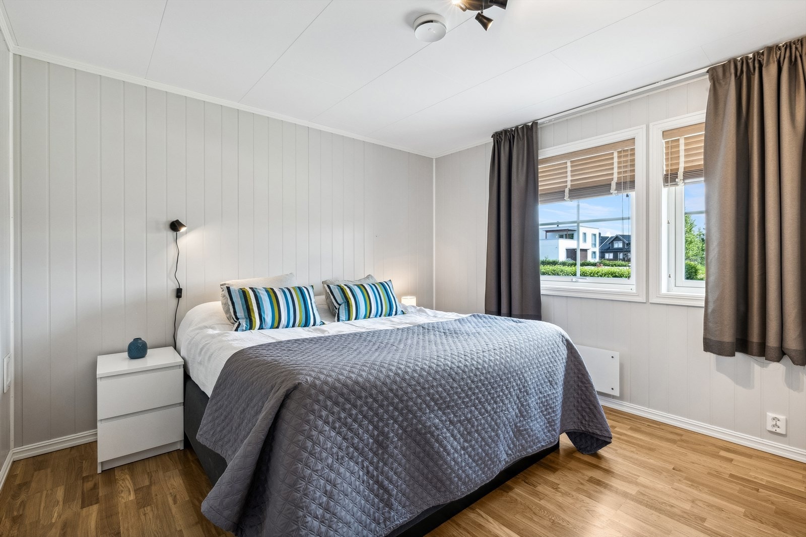 Boligen byr på to soverom som begge er av god størrelse. Soverommene har god plass til både dobbeltseng og garderobeskap, og byr på en avslappende atmosfære som er perfekt for en god natts søvn. Galleribilde