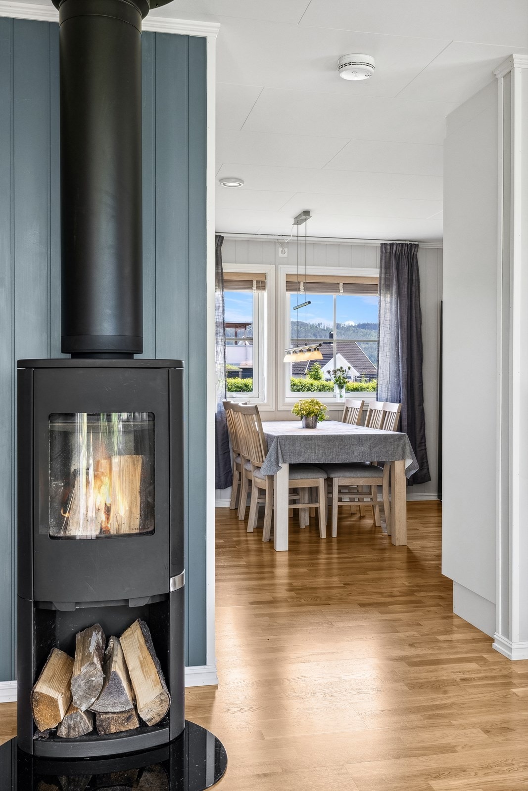 Stue med flott peisovn Galleribilde