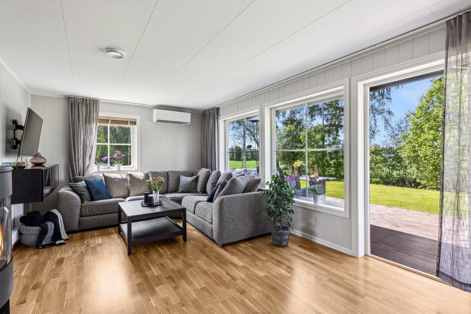 De store vindusflatene sørger for rikelig med naturlig lys inn i stuen, og skaper dermed en lys og luftig atmosfære i rommet. Fra stuen er det også utgang til en stor og fin terrasse. Galleribilde