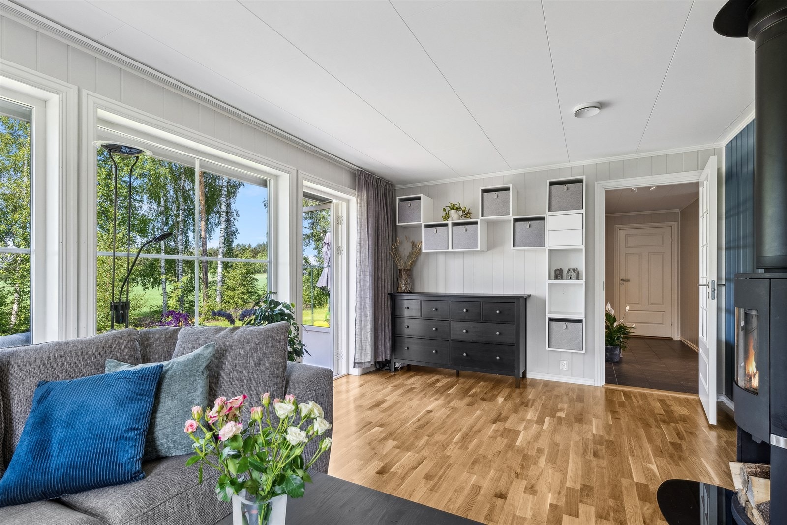 I stuen står også en stilfull og moderne peisovn, som sprer en lun og behagelig varme, perfekt for å skape hygge under kalde vinterkvelder. I tillegg er det installert en luft-til-luft varmepumpe i stuen. Galleribilde