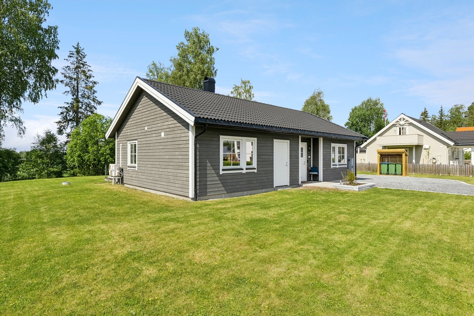 Her bor du i et naturskjønt og landlig område, men samtidig kun en kort kjøretur unna et bredt utvalg av fasiliteter og servicetilbud. Galleribilde