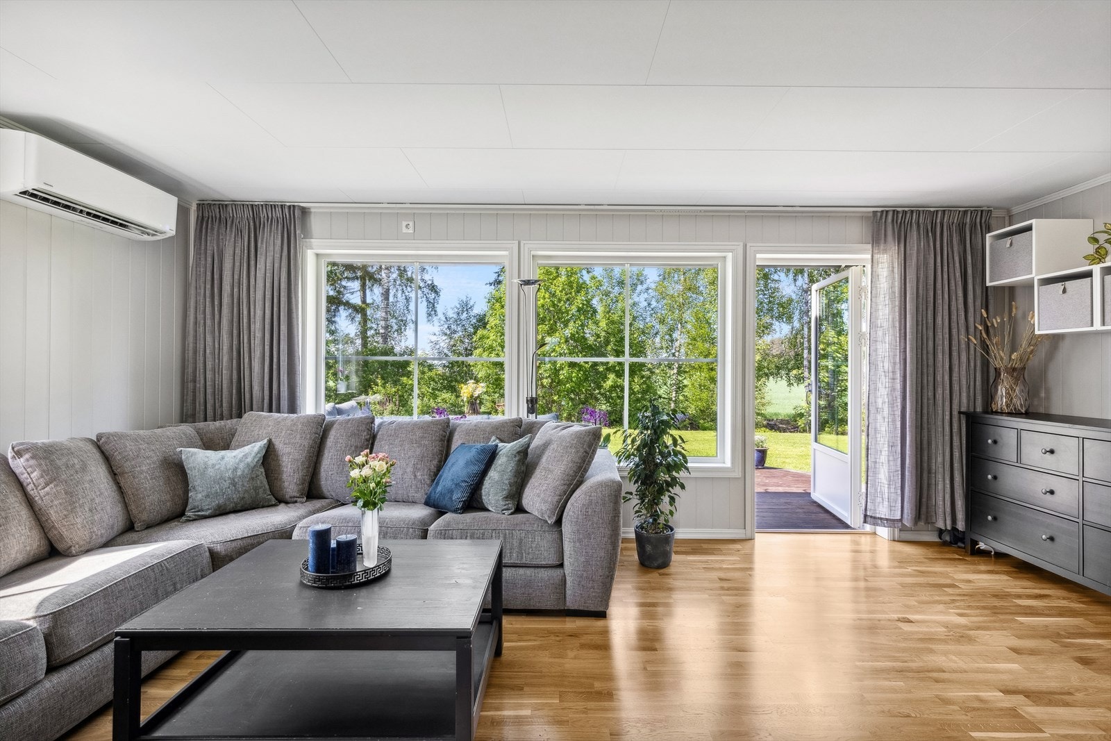 En koselig og romslig stue med god plass til både sofa og tilhørende møblement. Denne tiltalende stuen er ideell for avslapning og sosiale sammenkomster. Galleribilde