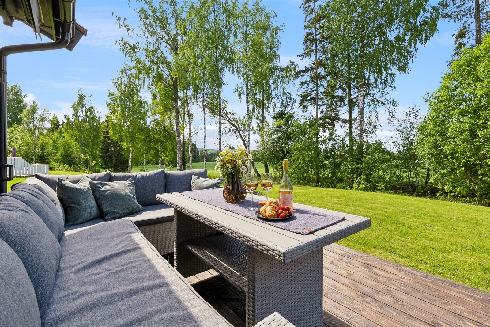 Et herlig uteområde perfekt for å nyte solfylte sommerdager. For ekstra komfort er det montert en elektrisk markise som gir behagelig skygge når solen skinner som sterkest. Galleribilde