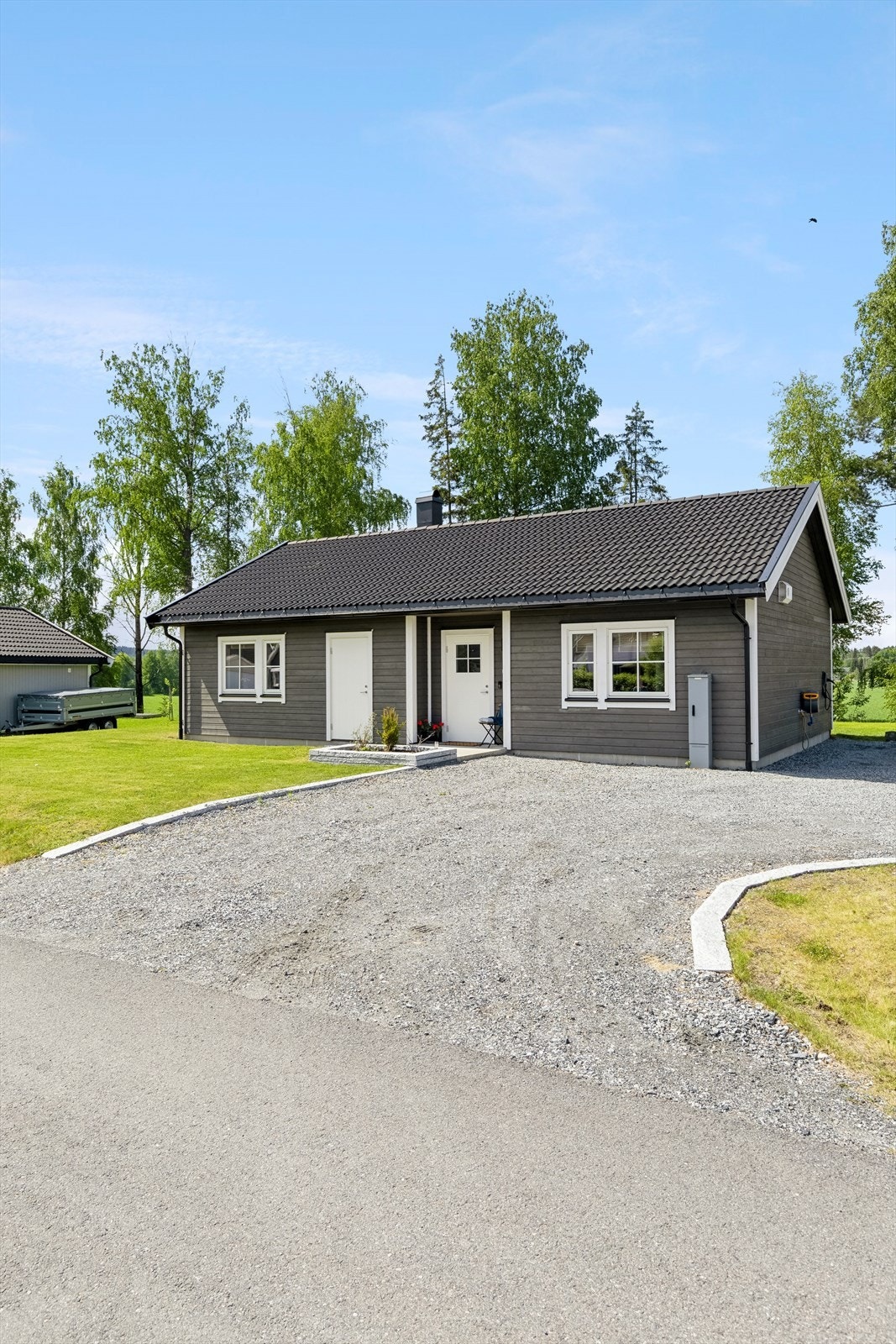 En innbydende enebolig med en praktisk planløsning der alt er på ett nivå. Eiendommen har en flott gruslagt oppkjørsel som gir enkel adkomst og god plass til parkering. Galleribilde