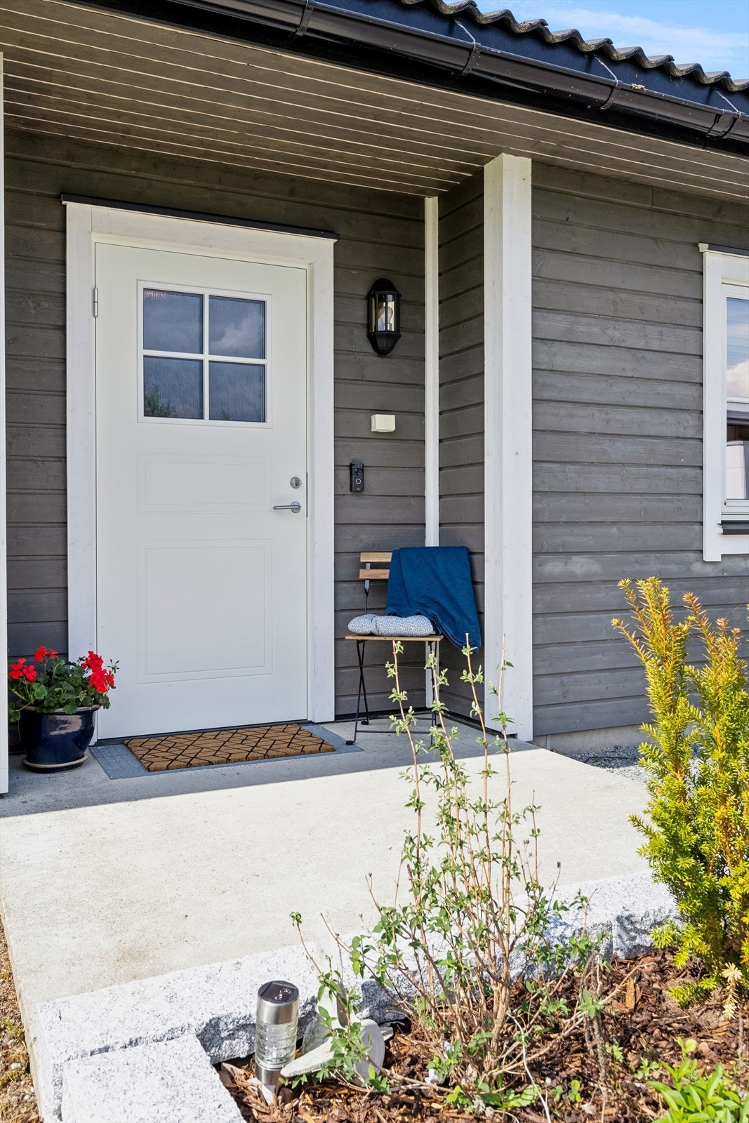 Denne svært flotte eiendommen ønsker deg velkommen med et hyggelig og pent inngangsparti. Like ved inngangen finner du også en praktisk sportsbod som byr på ekstra lagringsplass. Galleribilde