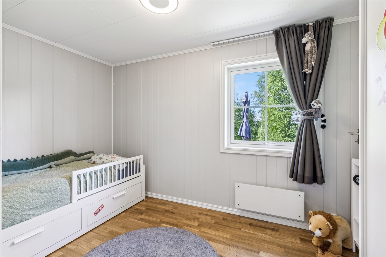 Det andre soverommet er også romslig og innbydende, med nok plass til å møblere etter behov og smak. Soverommet tilbyr fleksibilitet og kan enkelt tilpasses ulike formål, enten det er som barnerom, gjesterom, kontor, eller hobbyrom. Galleribilde