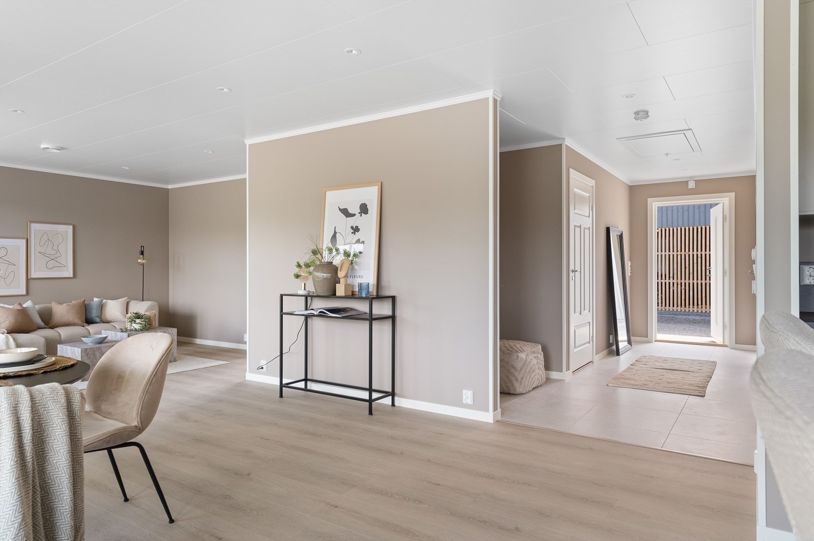 En vakker stue med lyse og moderne flater. Galleribilde