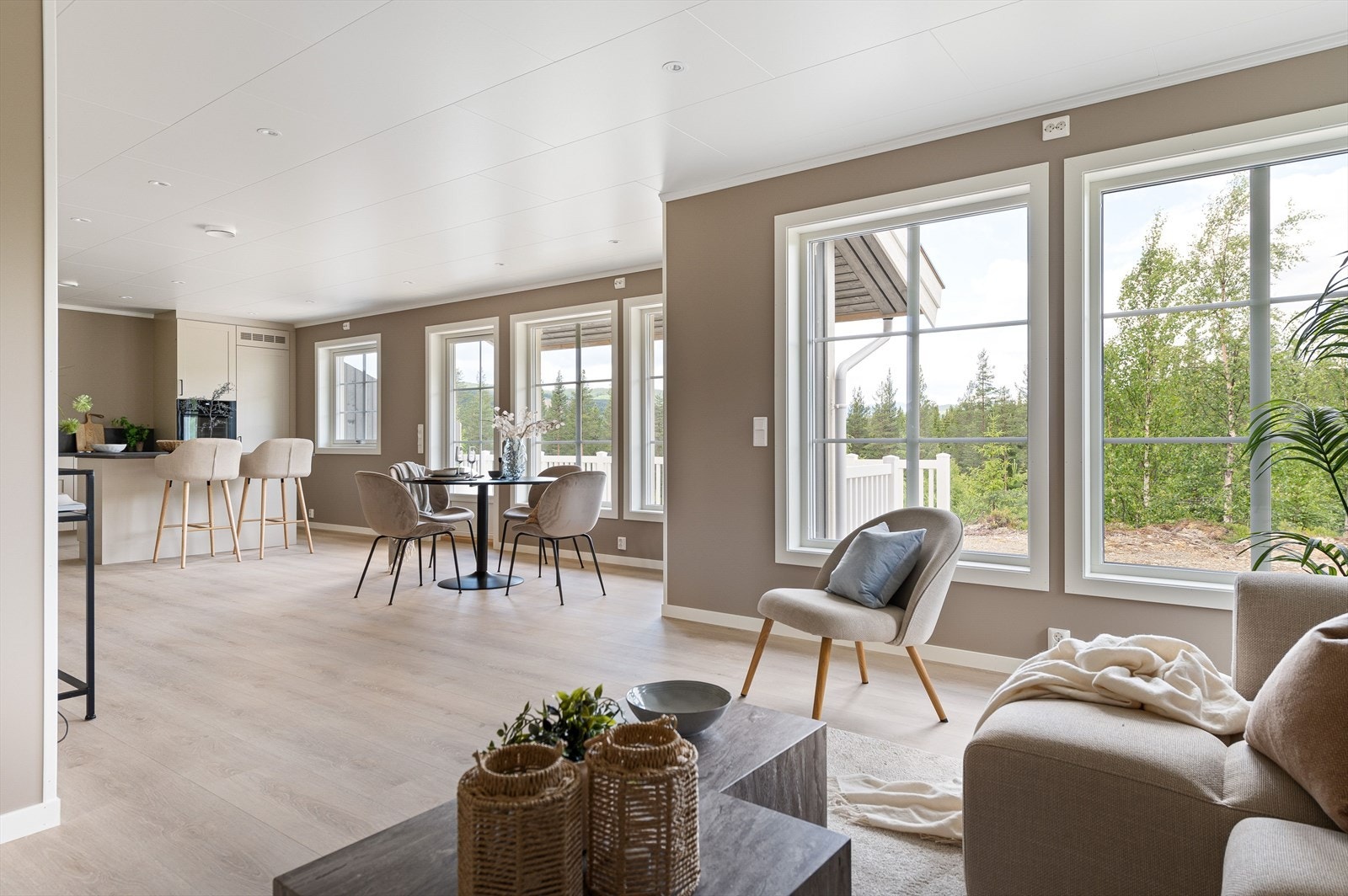 Boligen utforming gir god flyt mellom stue og kjøkken, både praktisk i hverdagen og fint for sosiale lag. Galleribilde