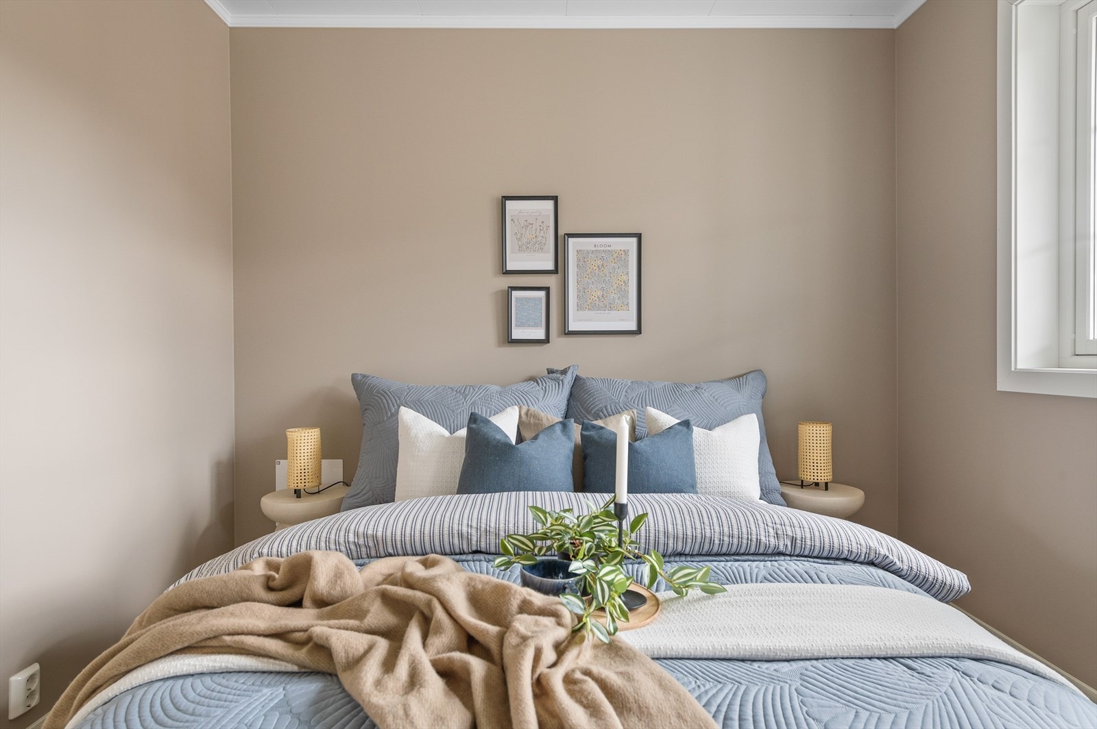 Vegger og tak gir et moderne og lyst preg. Galleribilde