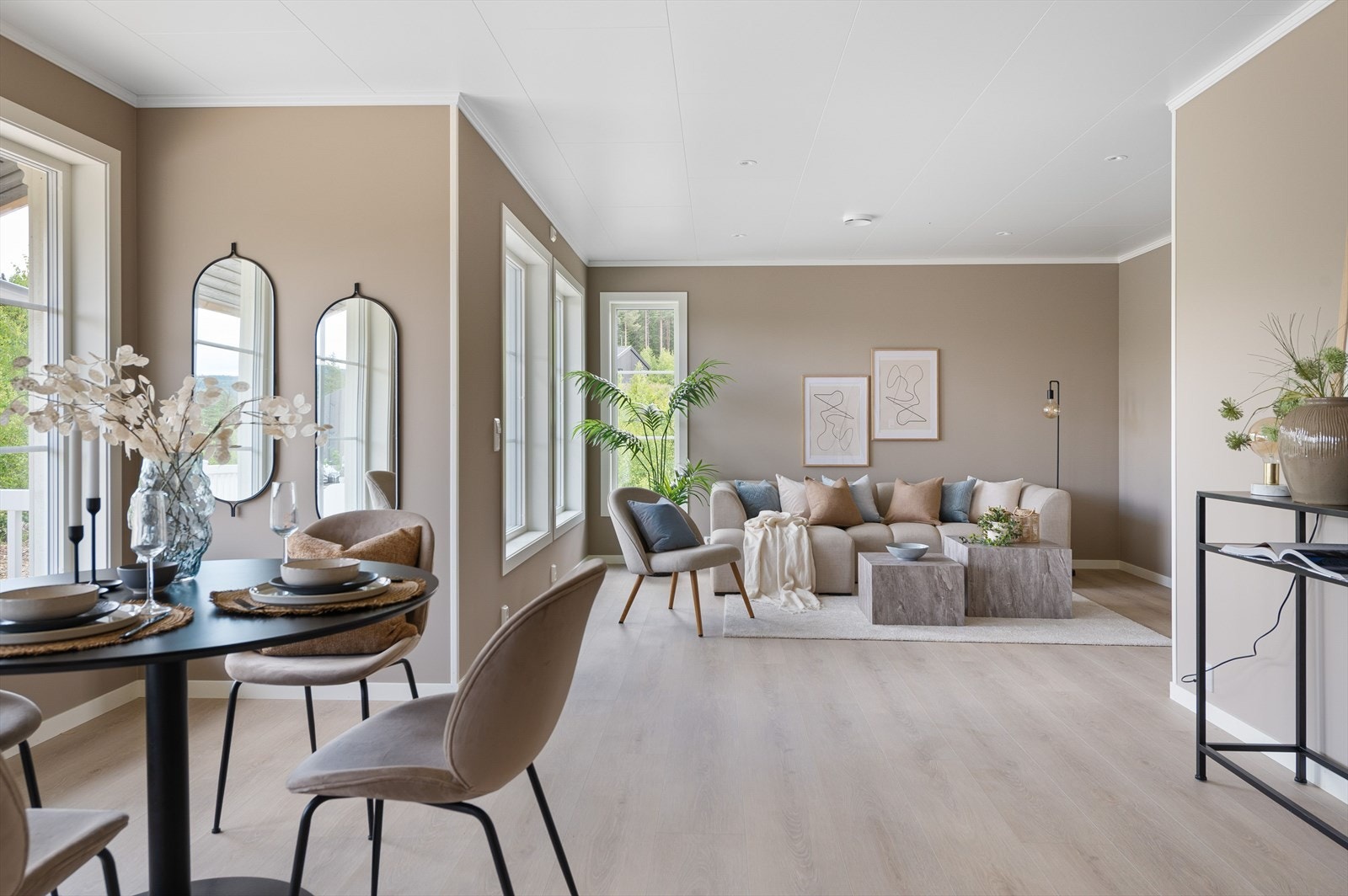 Vakre vindusflater i stuen, som skaper lys og rom - samtidig som du kan nyte området rundt boligen. Galleribilde