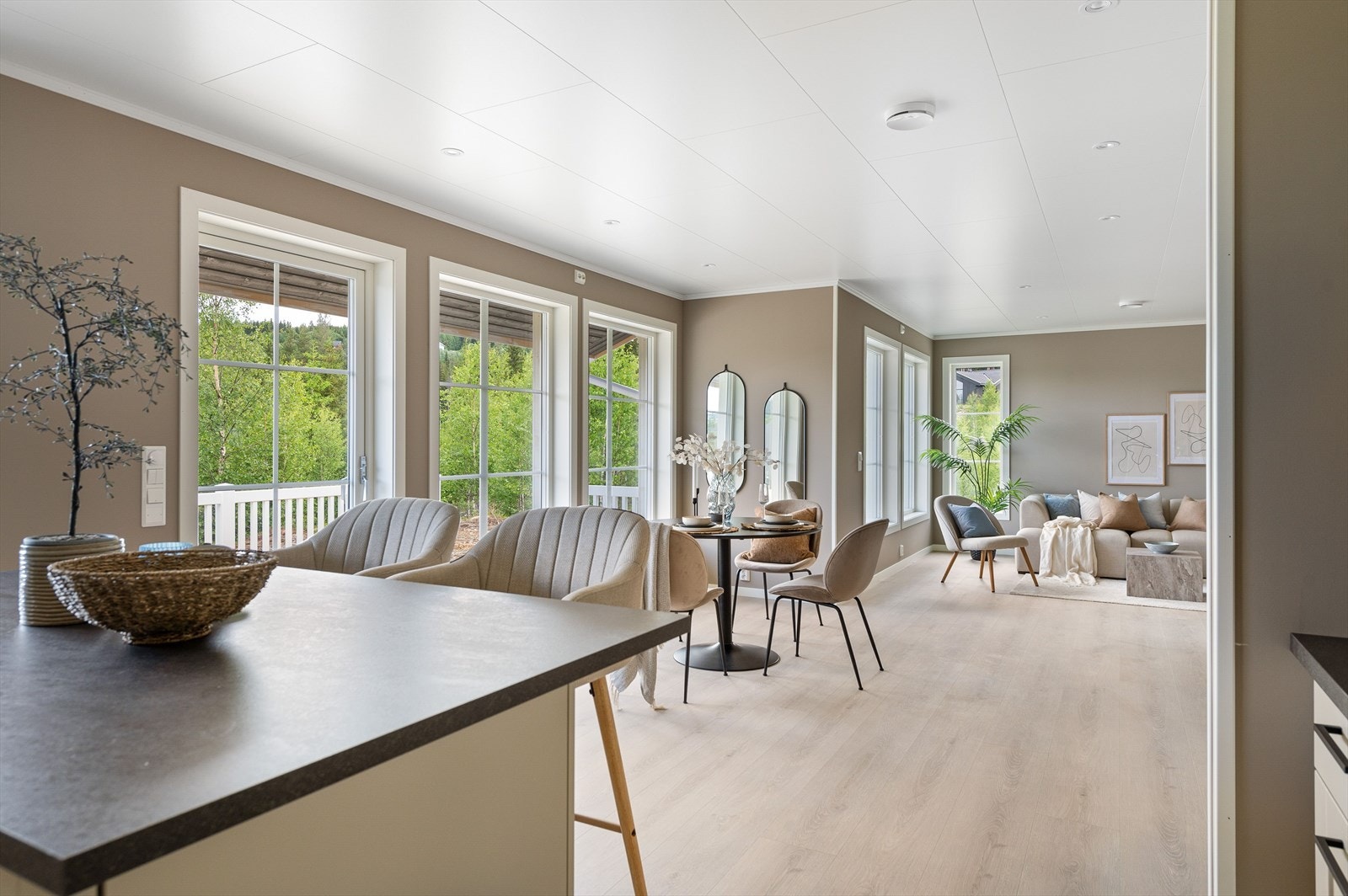 Store vindusflater gir et ekstra preg til både stuen og kjøkkenet. Galleribilde