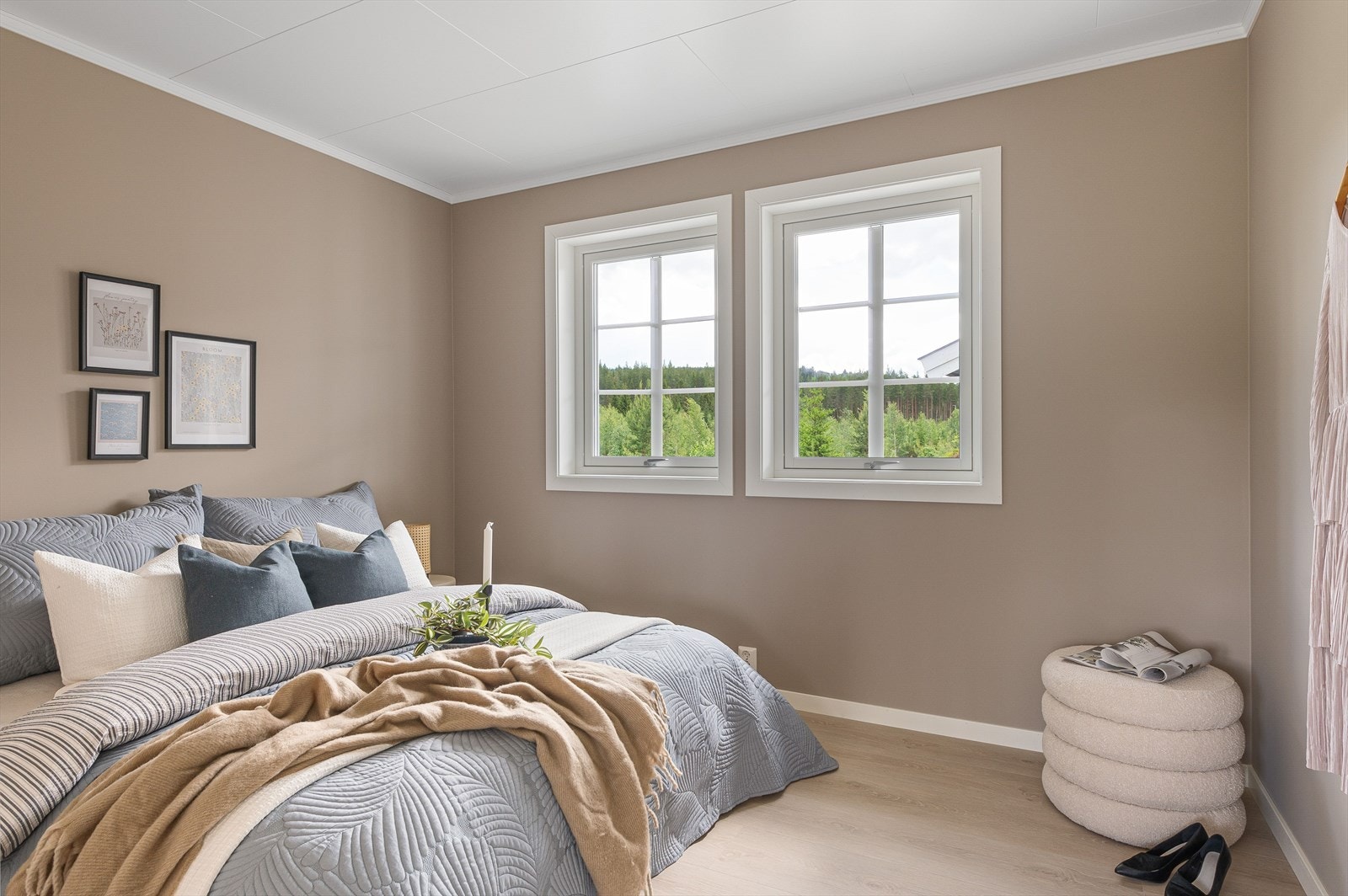 Soverom 1. Boligen har 3 soverom, perfekt for barnefamilier og/eller deg som ønsker en fleksibilitet i bruk av rom. Galleribilde