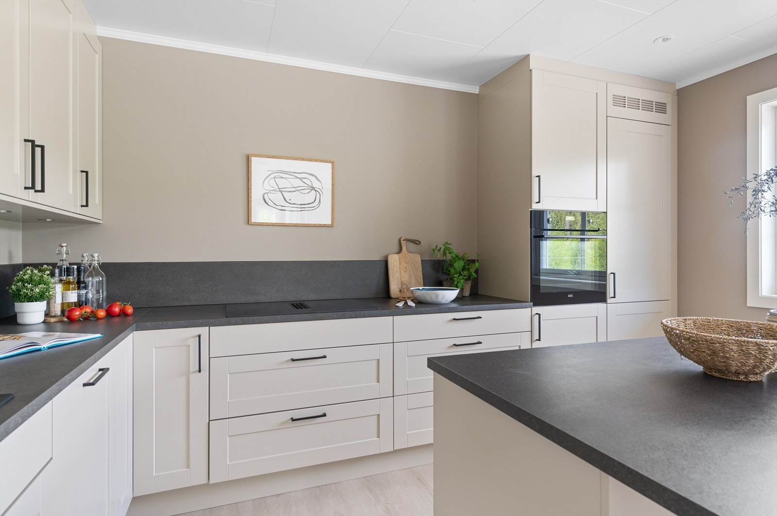 Benkeplaten er av laminat, og kjøkkenet er fullt utstyrt med integrert kjøleskap, oppvaskmaskin, platetopp og stekeovn. En kjøkkenventilator med kullfilter sørger for god luftkvalitet Galleribilde