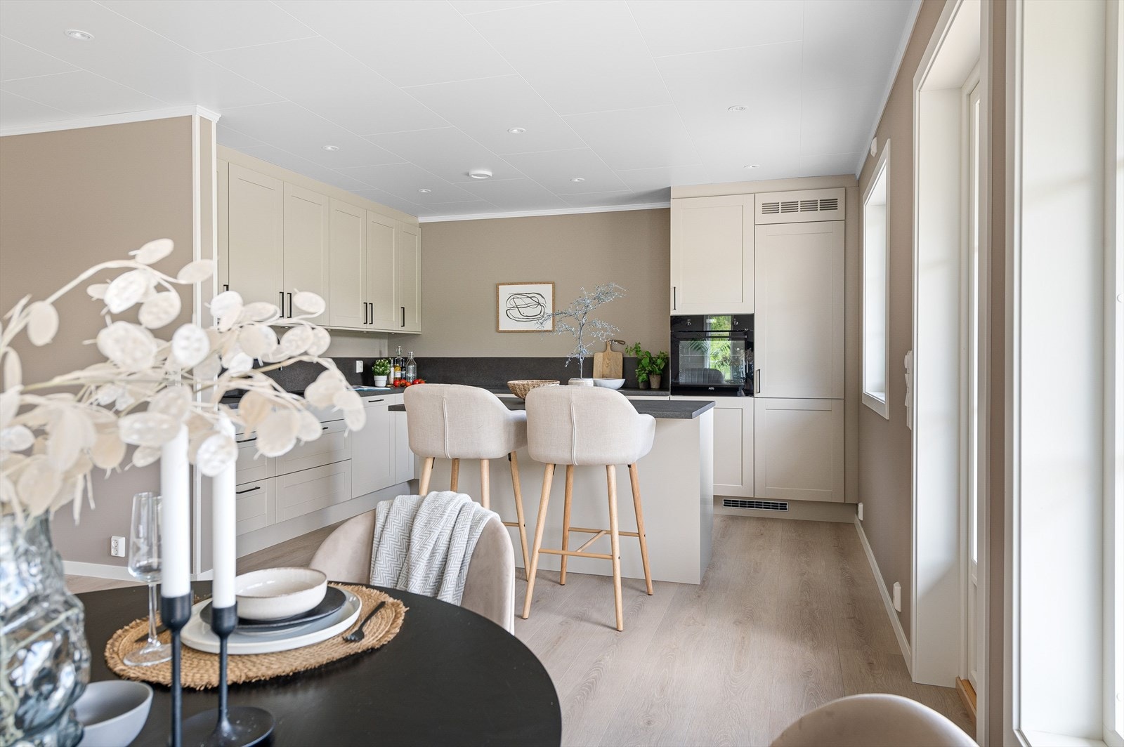 Kjøkkenet er fullt utstyrt med integrerte hvitevarer og elegante profilerte fronter. Galleribilde