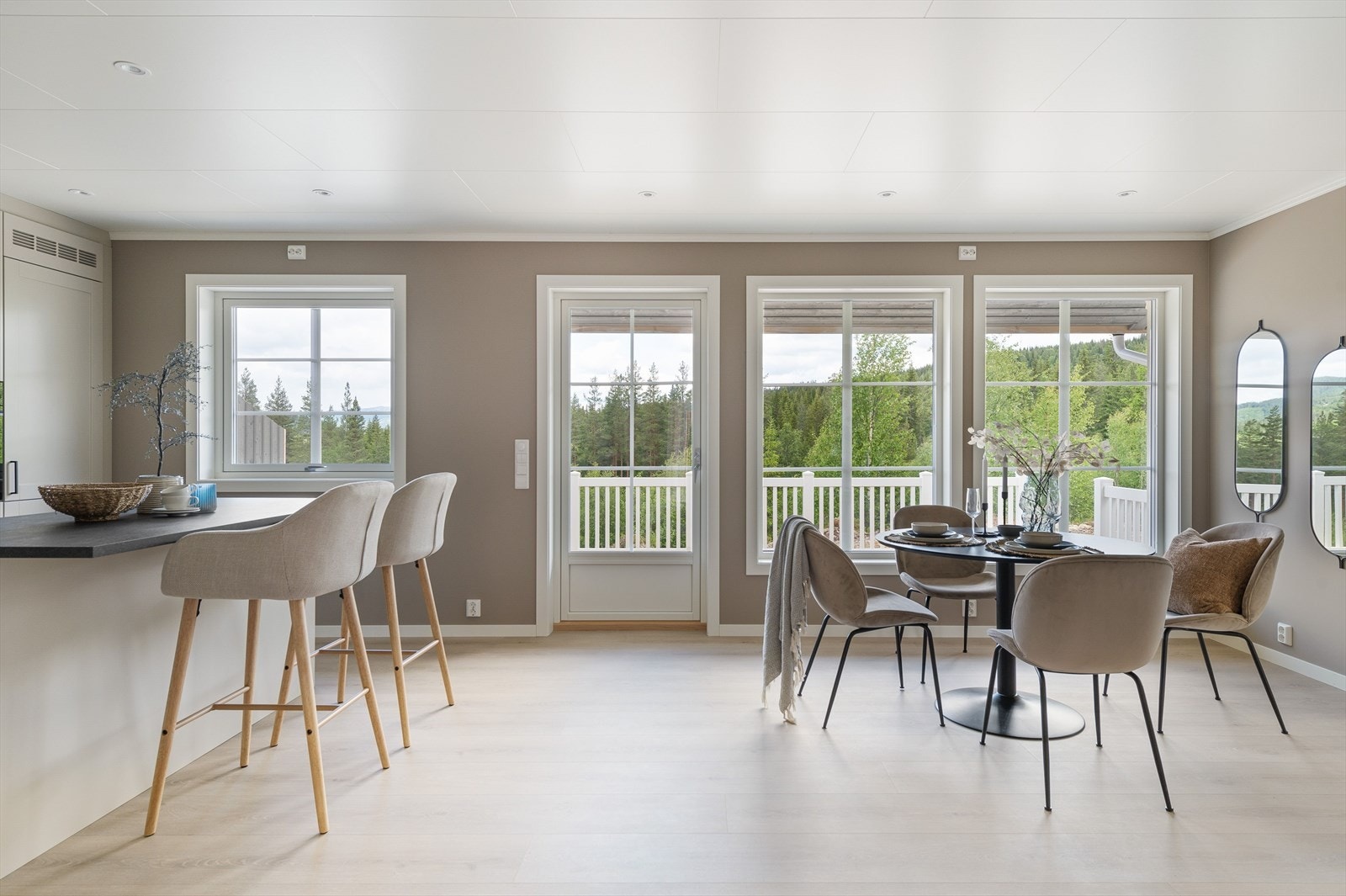 Vakker utsikt fra vinduer i stue og kjøkken. Galleribilde