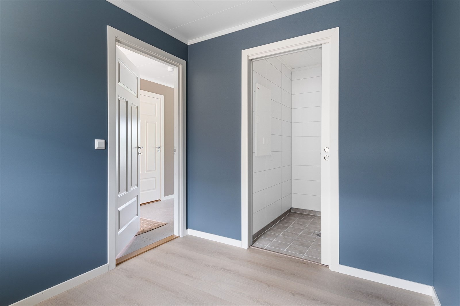 Boligen har også vaskerom - en praktisk drøm for husarbeidet. Rommet har opplegg for vaskemaskin og balansert ventilasjon, noe som sikrer et godt inneklima. Galleribilde