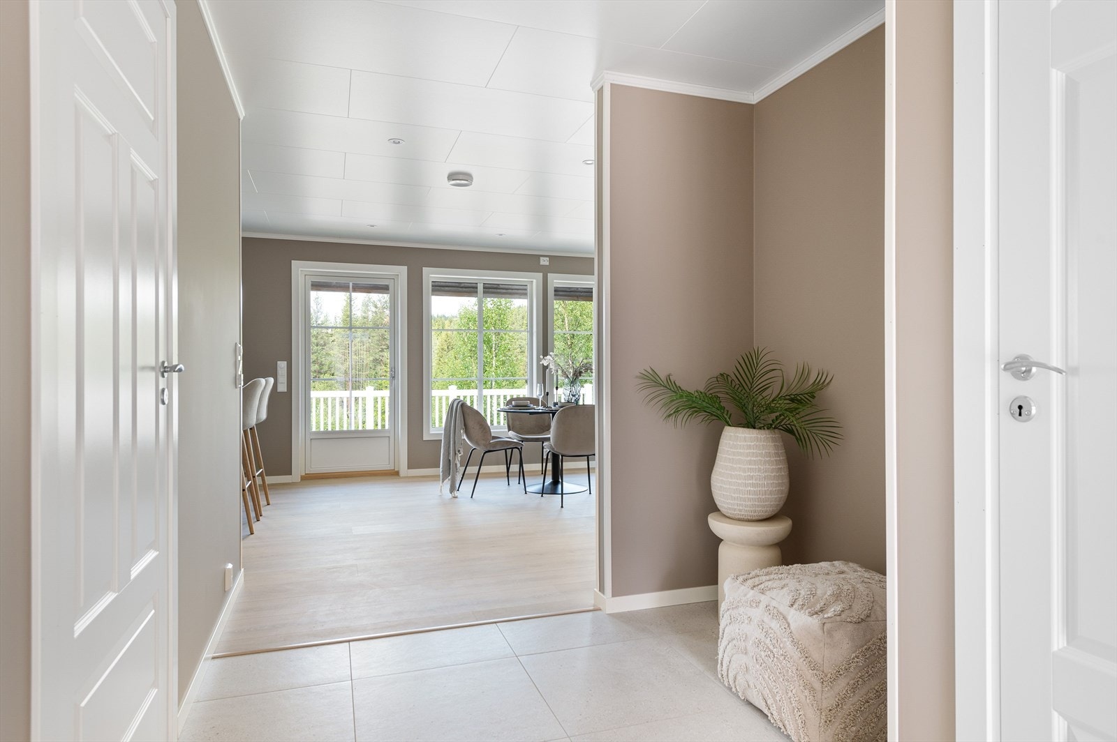 En lys og inntagende entre, som ønsker deg velkommen til denne boligen - nyoppført i 2023. Galleribilde