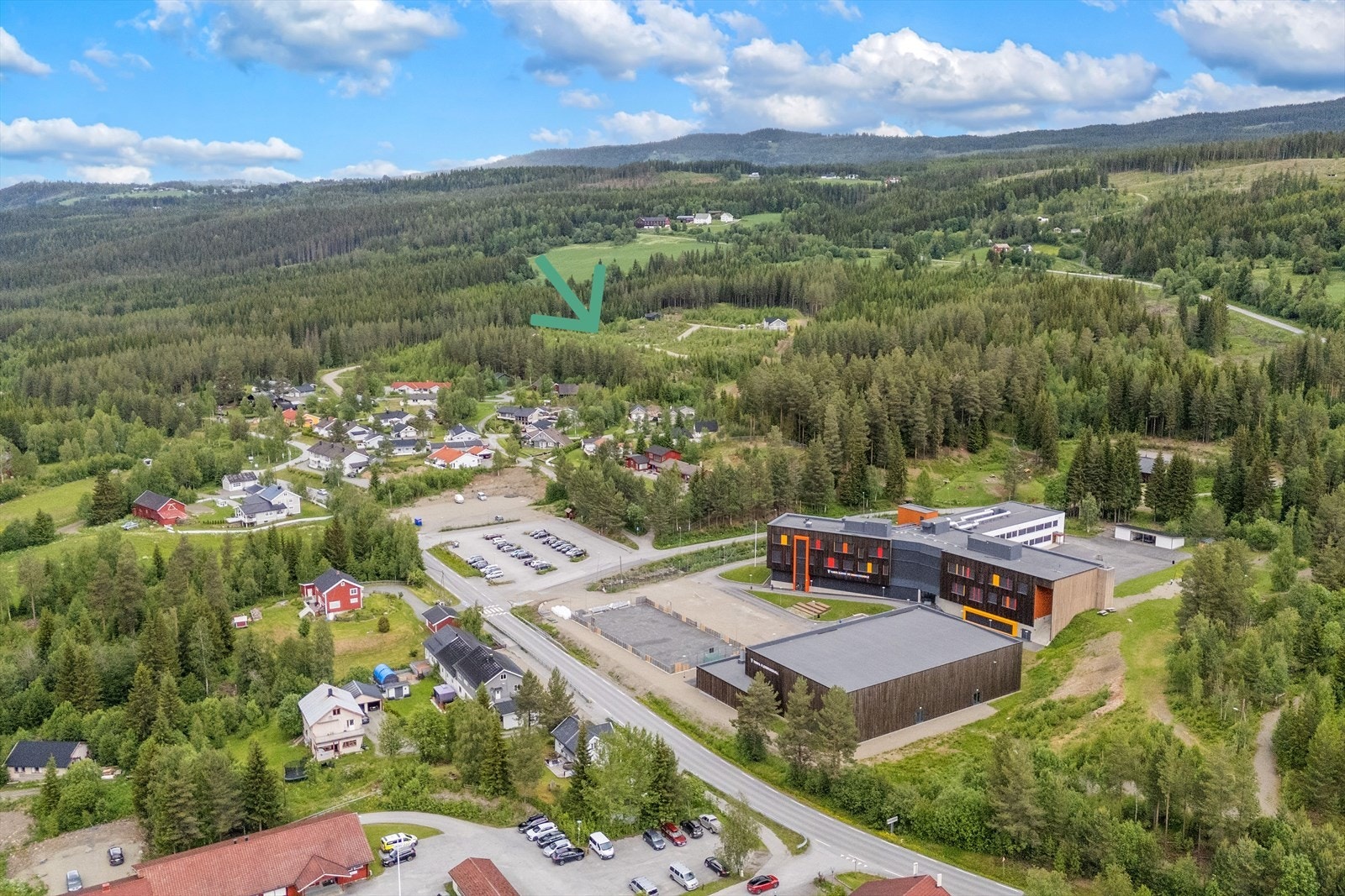 Med en avstand på kun 600 meter til barnehagen og den nye Torpa barne- og ungdomsskole, blir hverdagen enkel og praktisk. Galleribilde