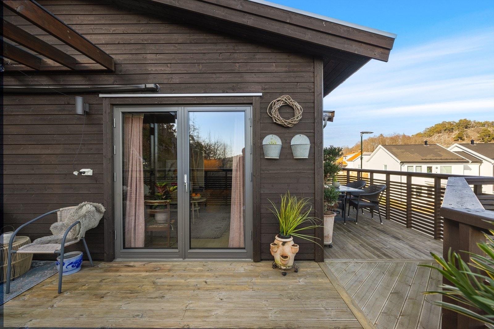 Fra stuen er det utgang til en sørøstvendt terrasse på ca. 33 kvm. Galleribilde