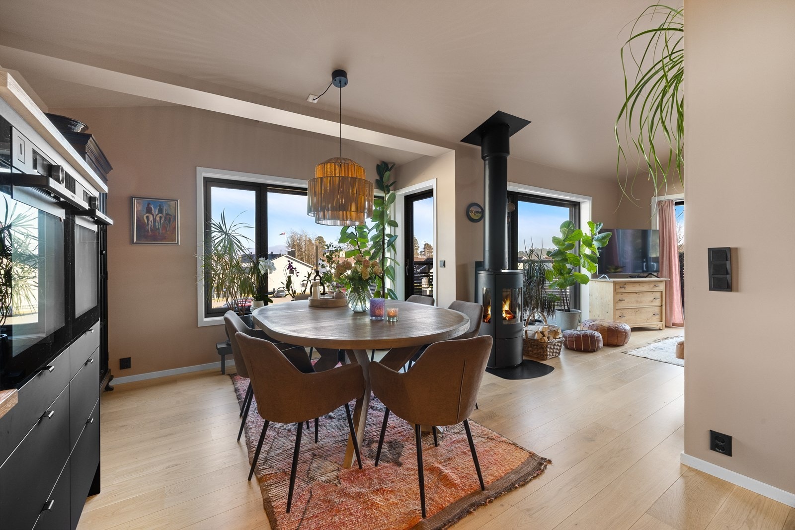 Kjøkkenet har en åpen, med naturlig skilt planløsning. Galleribilde