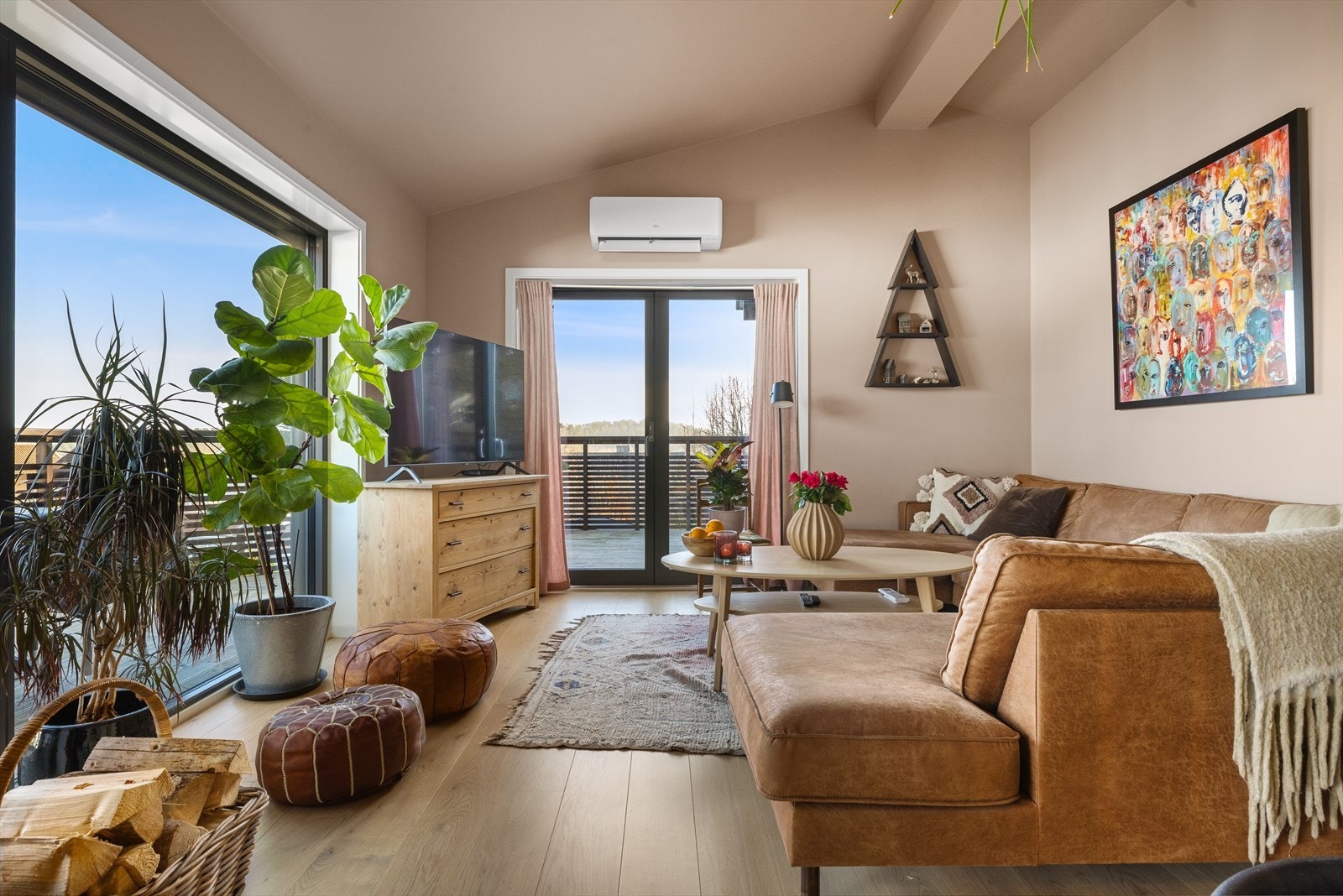 Boligen har en lys og meget innbydende stue med store vindusflater. Galleribilde