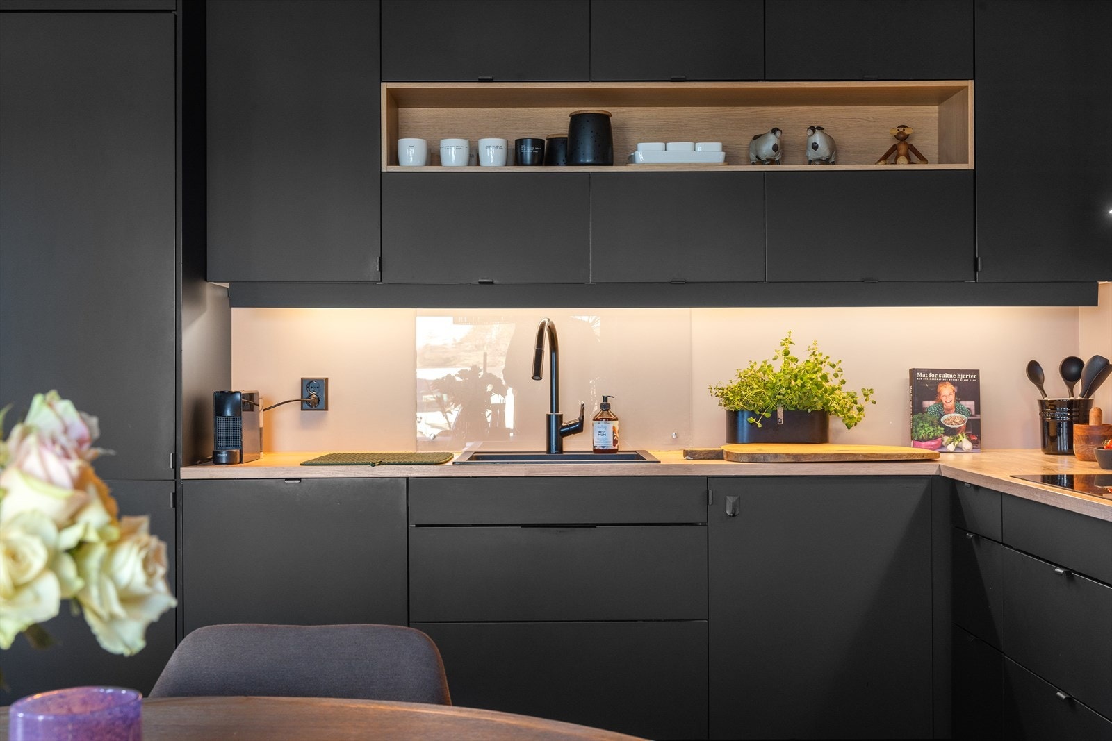 Moderne hyllerløsning innfelt i overskap. Galleribilde