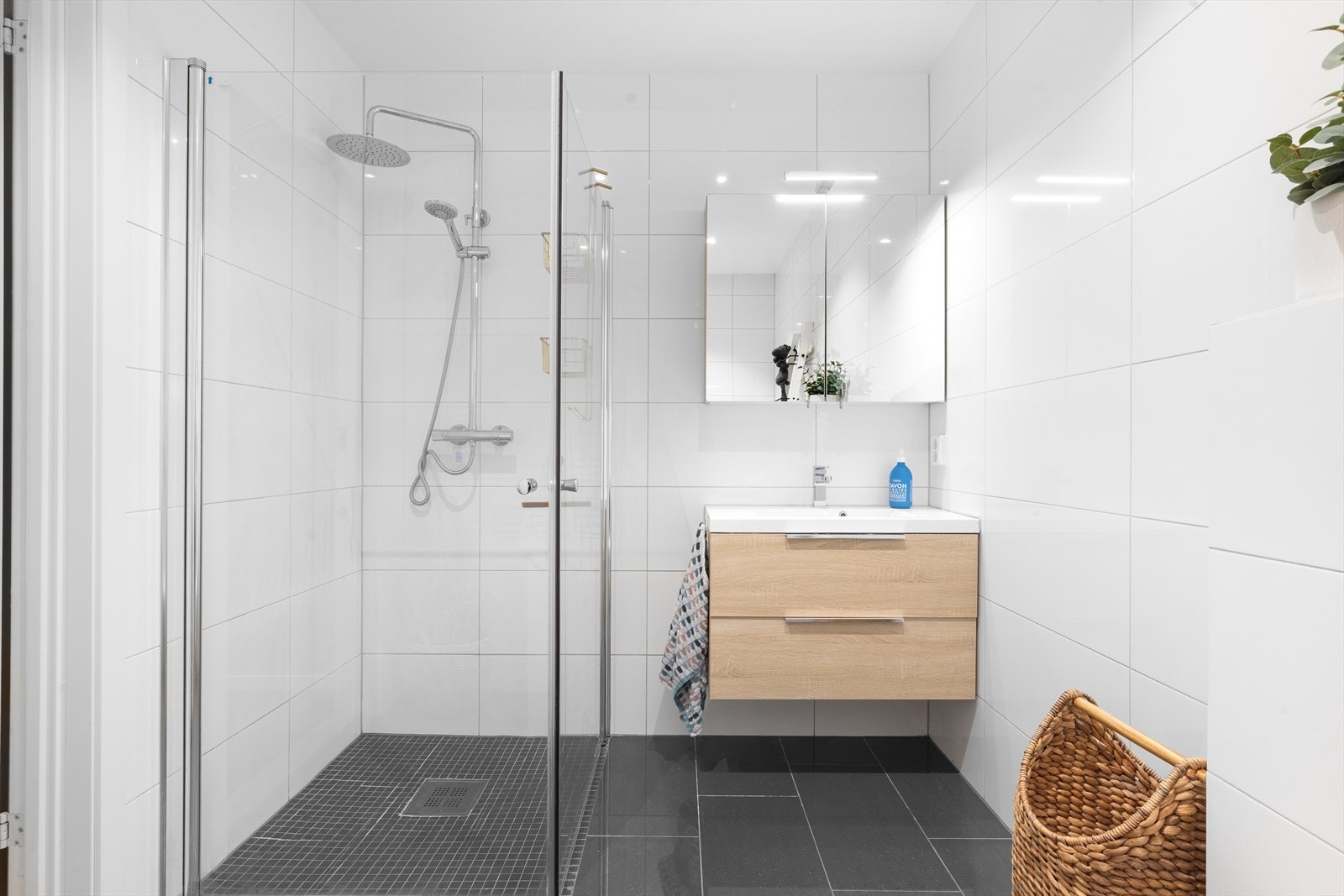 Delikat bad fra 2021 med 30x60 fliser på gulv og vegger, downlights i himling og elektrisk gulvvarme. Galleribilde