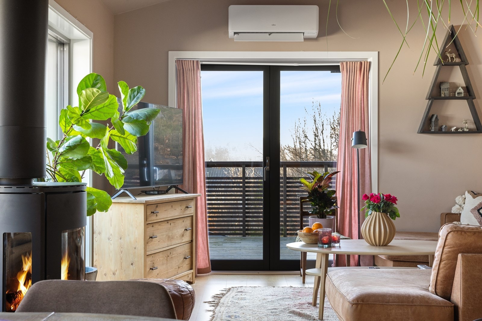 Boligen varmes godt opp av varmepumpe og peis. Galleribilde