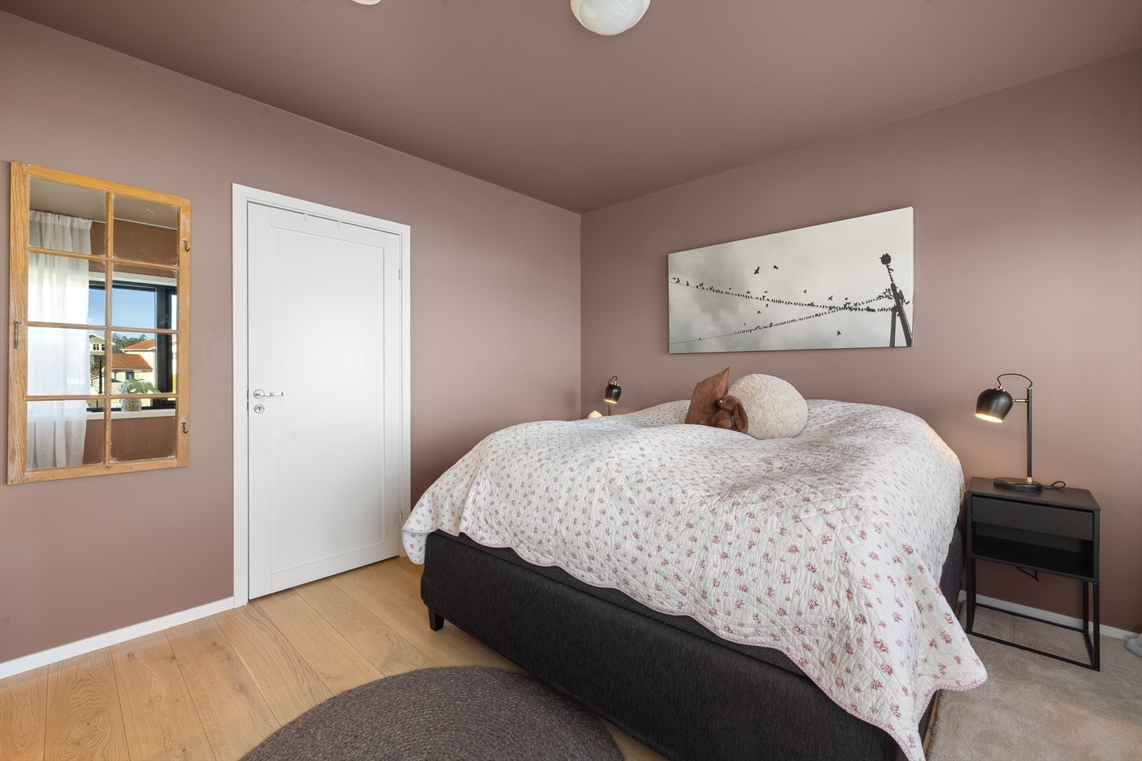 Soverommet er malt i en lun og tidsriktig fargetone. Galleribilde