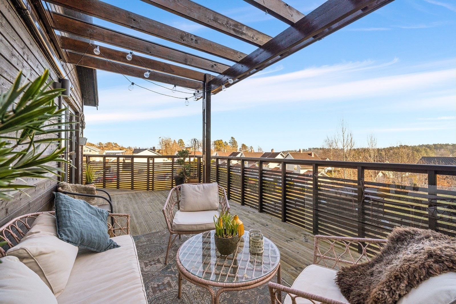 Fritt og åpent utsyn over nærområdet, uten sjenerende innsyn. Galleribilde