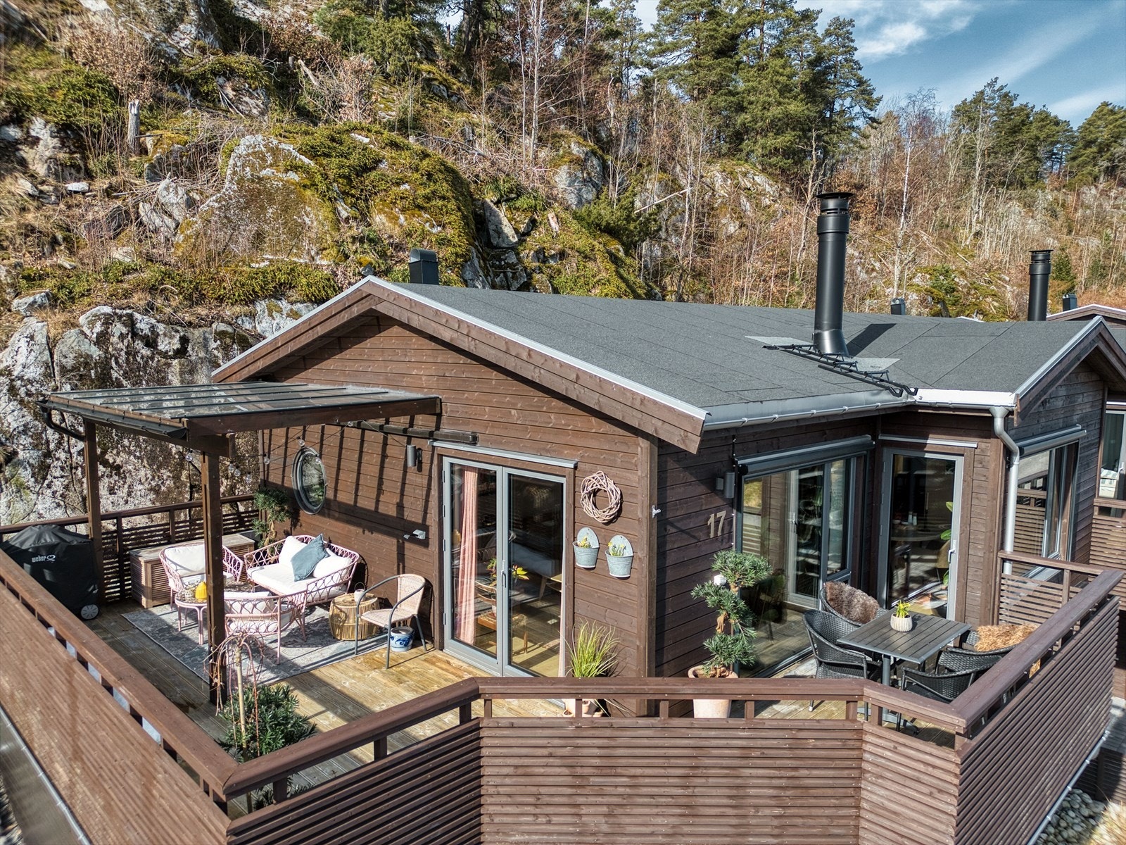 En strøken og gjennomført tomannsbolig over to plan bygget i 2021. Galleribilde